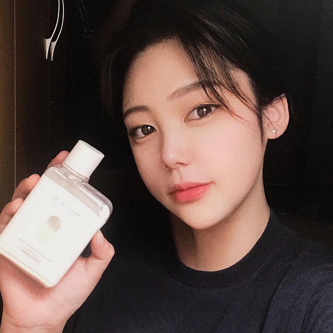 이하나 on Instagram: “#광고 @airive_official 에어리 스킨 수소 스파 클렌저 가루형식의 클렌징은 처음이었는데 가루라서 뭉치진 않을지, 거품은 잘 날지 걱정이였지만 물에 희석하자마자 걱정
