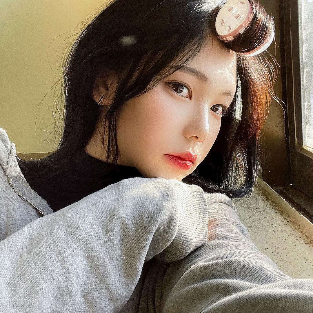 이하나 on Instagram: “#광고 @montezaofficial 하나하나 반짝이는 예쁜 액세서리들 무드 이어링 : 이 귀걸이는 실버 색상의 네모모양으로 심플하게 낄 수 있어 평소에 데일리로 쓰기도 좋은 거 같