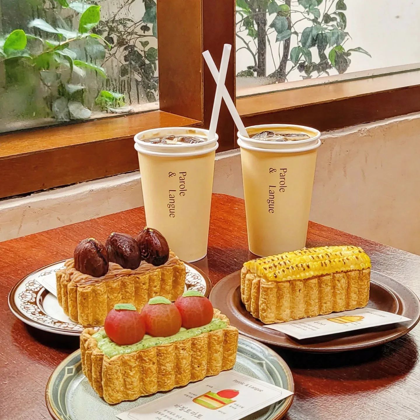 비주얼부터 맛까지 완벽했던 #파롤앤랑그 ✨️

더운 여름에도 오픈 전부터 웨이팅이 22팀이나 있었다..!🙊
3가지 파이 종류별로 주문

파이 시트가 딱딱하지 않고 크로와상처럼 여러겹을 쌓아올린 시트라서 먹기 편했다☺️

#바질토마토파이 🍅
껍질이 까진 달달한 방울토마토와 시원한 바질의 맛이 잘어울리는 파이
호불호가 갈린다지만 원래 바질토마토를 좋아해서 정말 맛있었다!

#보늬밤파이 🌰
속껍질까지 달달한게 신기했던 보늬밤
파이 안에도 밤크림으로 가득차있다
달달한게 좋다면 보늬밤 추천💓

#옥수수파이 🌽
구수한 옥수수크림과 탱글하게 구워진 옥수수의 씹는 맛이 좋았던 파이!
옥수수 모양 아이스크림이 생각났던 맛😚