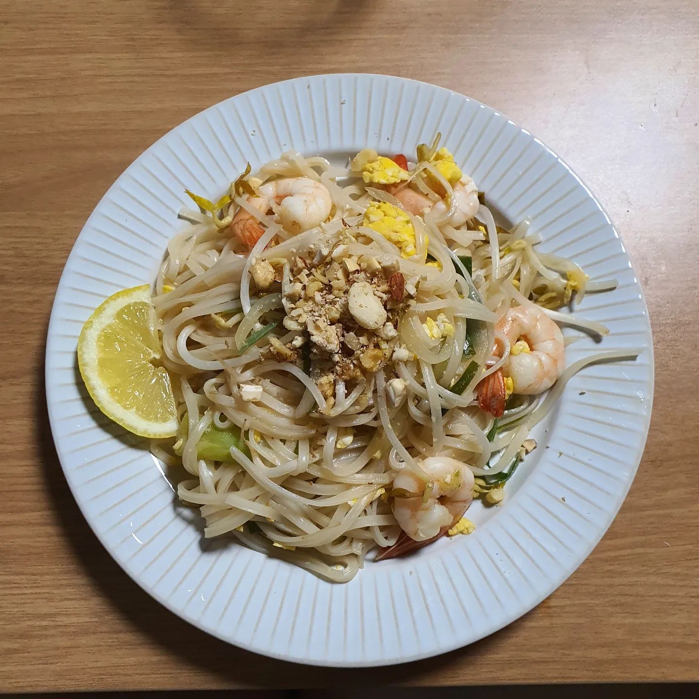 🍋집에서 직접 해먹은 새우팟타이🍋

#지탱_집밥

나는 열심히 만들었는데
남편은 구리구리~ 
냄새가 구리구리~ 하면서 놀린 팟타이
(아마도 멸치액젓때문인 듯)
구래도 맛은 있었다...ㅎ
이거 쓰고 보니 배고프넹..

#유부월드 #신혼부부스타그램 #집밥 #저녁메뉴 #팟타이 #팟타이꿍