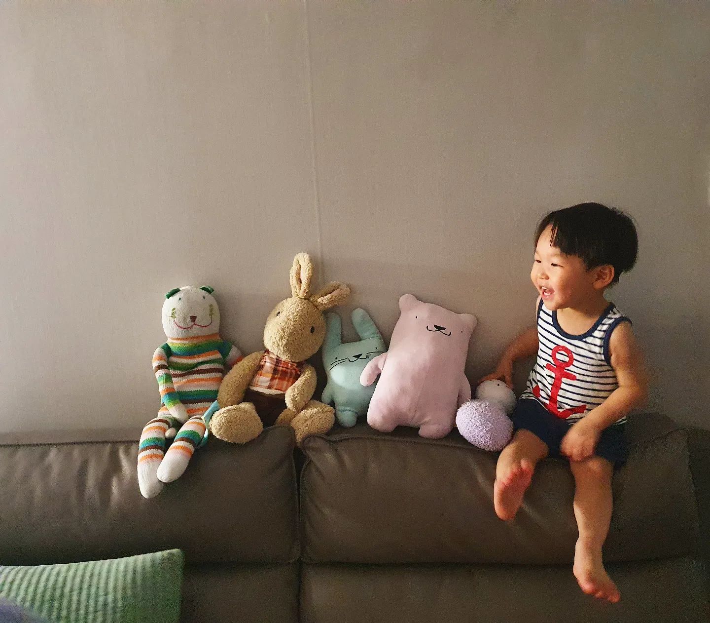 벌써 너가 22개월이라니. 축하해 내사랑. 인형들이랑 사이좋게 지내렴.