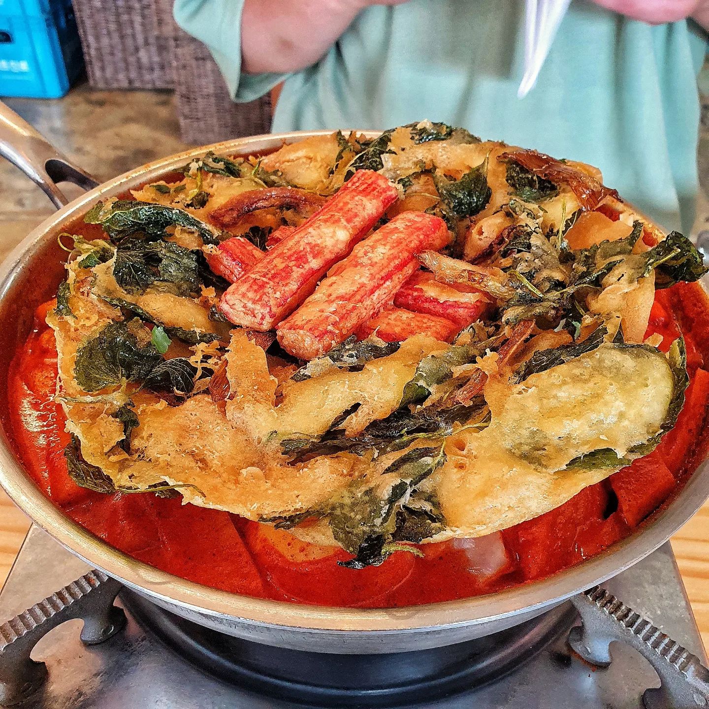 행궁동에 맛있는 즉떡집이 있다고 해서 바로 달려갔어용🔥
#협찬#알앤디69

☝️알앤디69는 즉떡맛집답게 메인메뉴는 딱 한가지!
떡볶이는 2인분과 3인분으로 나뉘어있는데
기본 토핑으로 대왕 야채튀김이 올라가기 때문에
볼 때부터 기분이 좋아용😍
떡볶이 2인분과, 버터갈릭감자튀김을 시켜봤습니다!

메뉴판에 더 매운맛을 원하면 셀프바를 이용하라는데
셀프바에는 소금, 후추, 고춧가루가 있어서 
취향껏 더하시면 될 것 같아용

☝️떡볶이가 나오면 튀김이 눅눅해지기 전에 
덜어서 먹으라고 하시는데,
직원분 말씀대로 바로 꺼내 먹었습니다!
야채튀김을 사랑하는 1인으로서
매우 바삭한 식감에 한번 반하고💛
안에 들어간 깻잎 향에 다시 반하고!🧡
떡볶이 국물에 찍었을 때의 조합에 치였어용❤

☝️저는 매운맛🔥을 굉장히 좋아하기 때문에
즉떡집의 달콤한 맛이 좋으면서도
항상 조금만 더 매웠으면..할 때가 있었는데,
알앤디69는 기본 맛부터가 매콤해서 좋았습니당🥰
맵찔이 분들은 반드시 쿨슬러쉬도 함께 드세요!
2인분 떡볶이 안에는 삶은 달걀2개가 들어있고
도톰한 오뎅, 밀떡, 양배추, 라면사리 등
기본에 충실한 재료들로 구성되어있습니당😊

☝️일반적인 즉떡집과 비교했을 때
2인분 기준으로 16000원이면 몇천원 더 비싸지만,
여러사리들이 기본토핑으로 올라간다고 하면
충분히 가성비 있는 맛집입니다!☺️
(떡볶이만 먹었는데도 배불렀거든용)

☝️마지막으로 버터갈릭감자튀김!
누구나 아는 떡볶이와의 꿀조합이죵💕
위에 소스를 듬뿍! 뿌려주셔서
마지막까지 소스에 찍어먹을 수 있었습니당

☝️원래 얼피스를 먹고싶었는데
카페를 갈 예정이었어서 시도하지 못했는데용..😢
여러분은 알앤디69를 방문하실 때
꼭! 얼피스도 도전해보세용
매콤한 떡볶이와 꿀조합이래요..👍

#행궁동#행궁동맛집#행궁동즉떡#즉석떡볶이#즉떡#즉떡맛집#즉석떡볶이맛집#떡볶이맛집#떡볶이#튀김#대왕튀김#감자튀김#버터갈릭#버터갈릭감자튀김#수원맛집#먹스타그램#먹팔#맞팔