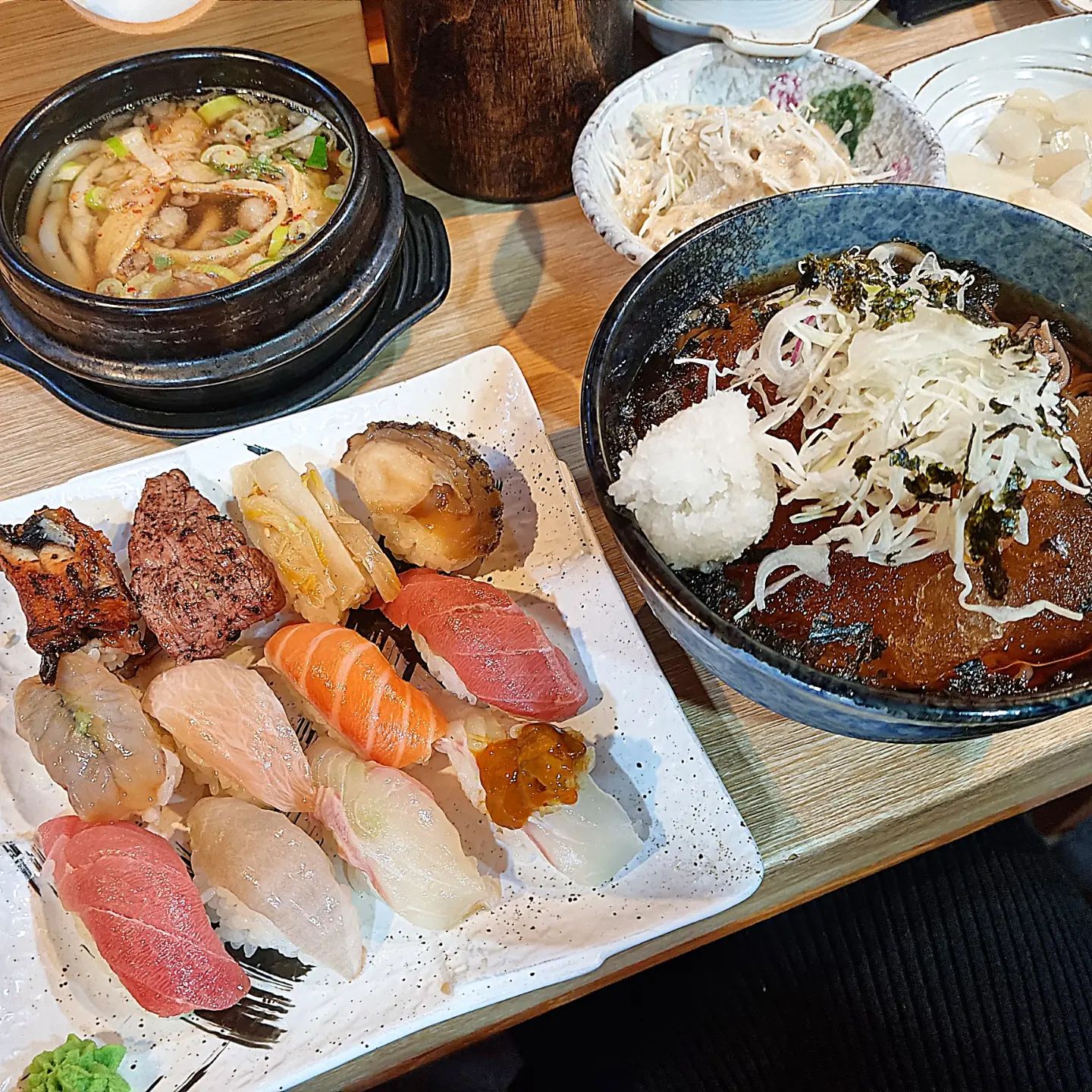 #협찬 #코코미

서울대입구역 샤로수길에 위치한 초밥전문점 코코미🍣
쉐프추천초밥과 냉모밀로 주문🛎
주문과 동시에 샐러드가 나오는데 참깨드레싱인지 고소고소함이 입안 가득~~
입맛을 돋구기에 너무 좋더라구요😆
그리고 코코미의 또 다른 포인트!! 초밥을 주문하면 뜨끈한 우동이 나와요😍
쫄깃한 면발과 어묵이 듬뿍 들어가있고 살짝은 칼칼한 국물이 초밥과 너무 잘 어울리더라구요
오픈키친형이라 저는 쉐프님이 직접 초밥을 만드시는걸 보다가 금세 초밥이 완성되더라구요
광어,연어,참치뱃살,전복장,장새우,와규,장어등  다양한 초밥이 한접시에 나오는데 눈으로 한번 입으로 한번 행복함이 두배인 맛이더라구요❤️
얼음이 동동 띄워진 소바도 금세 나왔어요 
원래 소바는 점심메뉴로 판매하시다가 여름한정으로 저녁에도 1인1메뉴 주문시에는 소바도 주문가능 하시다니 더운 여름에는 딱 이겠죠~~?😉
부드러운 메밀면에 시원한 국물이 속을 시원~~~하게 마무리하니 만족스러운 식사더라구요😍
사장님도 하나하나 신경써주시며 인상도 너무 좋으셔서 친철보스👍🏻
데이트로도 가족식사로도 직장동료와 한끼로도 방문하기에 너무 좋은 코코미 추천드려요🥰

📍코코미
📍서울 관악구 관악로 146 1층
⏱️매일11:30 - 22:00
(15:00 - 16:30 브레이크타임)

#서울대입구 #코코미 #초밥 #우동 #소바 #냉모밀 #초밥맛집 #샤로수길맛집 #샤로수길초밥 #서울대입구초밥 #관악구청맛집 #맛집 #맛스타그램 #먹스타 #먹부림 #먹스타그램 #데이트맛집 #샤로수길 #샤로수길데이트 #데이트코스 #일상 #소통 #데일리 #좋아요 #팔로우 #daily #foodie #foodstagram #follow