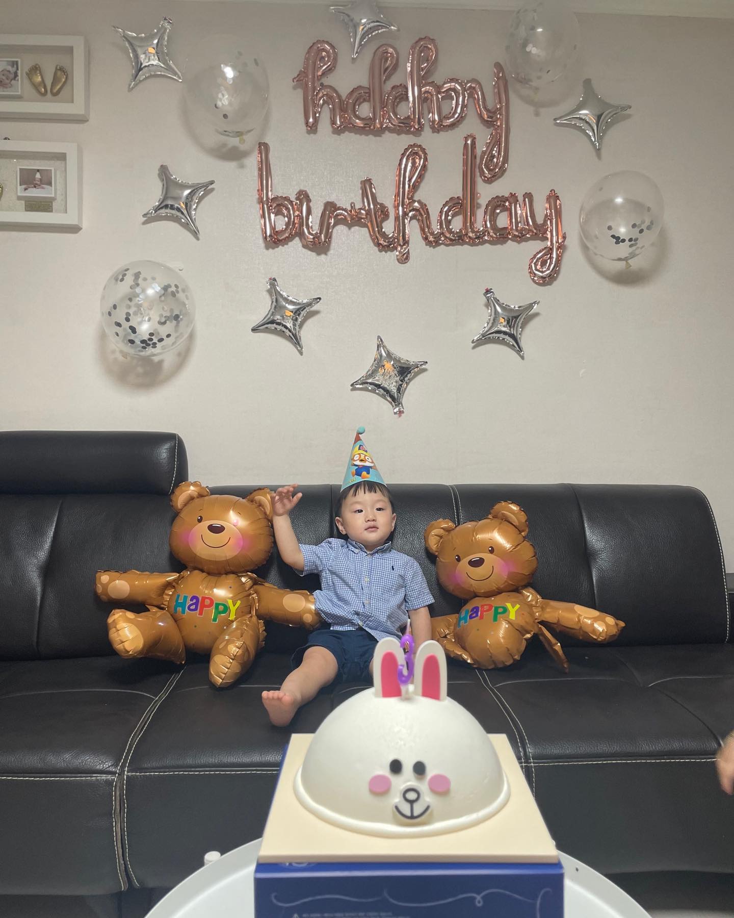 👦🏻🎊🎉
요새 귀여움 한도초과중인 셕이 ❣️❣️
양가 할아버지, 할머니와 이모들, 형아, 누나들 그리고 지인분들에게 축하 듬뿍 받으며 보낸 2번째 생일 💓
-

모자 안 쓰고 싶다고 짜증내다가 초에 불 붙이고 노래 시작하니 바로 노래 끝마디씩 따라부르며 흔들흔들 박자맞추면서 박수치는 주인공 😍 
-
생일 날 수혁이는 맛있는 밥 먹고 과일 먹고 케이크 초에 불 붙이기도 전에 먹으려다 실패하고 겨우 불 붙여서 노래까지 다 부르자마자 케이크로 돌진하면서 우유까지 두컵 마신 후에야 셕이는 세상 행복하게 잠들었다고 한다,, 🥹
-
정말정말정말 귀엽고 사랑스럽고 예쁜 내 아들 🤍 생일 너무 축하해 ♥️