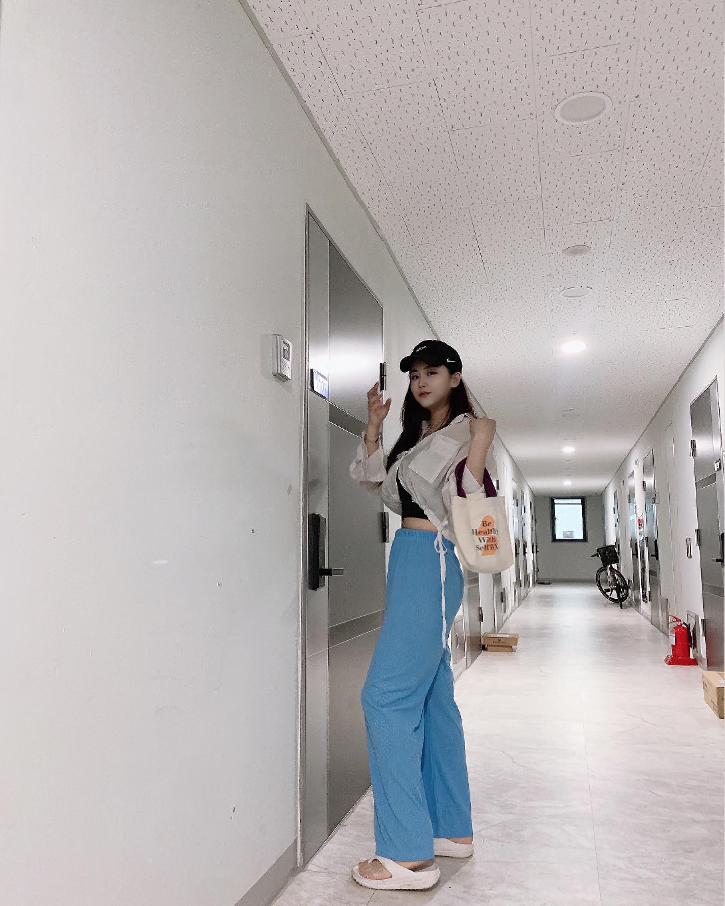 어디에나 매치하기 좋은 
일명 냉장고 바지 플리츠 팬츠에요!

찰랑찰랑~ 
'린넨,와샤' 소재로
너~~무 편안하고 가벼운 소재감과
활동성은 물론 어떤 자세에도
편하게!! 여름까지 시원하게!! OK!!

허리밴딩으로 사이즈 구애없이 누구나 편안하게 입으시면서

하이웨스트 핏이 군살 커버를 되고,

롱한 기장감으로 다리라인을 슬림하고 
롱~해보이는 효과까지!!

스타일리쉬하게 하체커버하기에 좋아요

은은한 광택의 플리츠 디테일이 
유니크한 무드 UP👍

베이직한 상의와도 꾸안꾸하게 코디 걱정할 필요가 없는

데일리템으로 활용도 100%

어디에서나 포인트 아이템으로
 스타일리쉬한 데일리룩을 완성♡

상세컷 확인 후 굿- 초이스 해주세요♥

size free
color -yellow, orange, mint, blue, purple, navy, black

🛒 https://www.stylec.co.kr/store/good/8344544545?cid=2107965445

셀러코드:세일쿠폰
등록시 최대할인 받을 수 있어요 :)

#헤이로지 #플리츠팬츠
#스타일씨 #스타일씨셀러 #stylec #여성쿨팬츠 #여름밴딩팬츠 #린넨팬츠 #ootd #outfit #dailylook #f4f #follow #followforfollowback #소통 #일상 #데일리 #산책