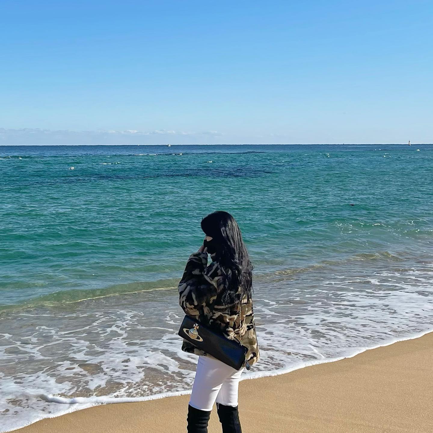  “몇달 전 사진을 보면서 다음달에 갈 부산여행을 설레하고 있는 나 초초초초초초초초단순형 인간🌻”