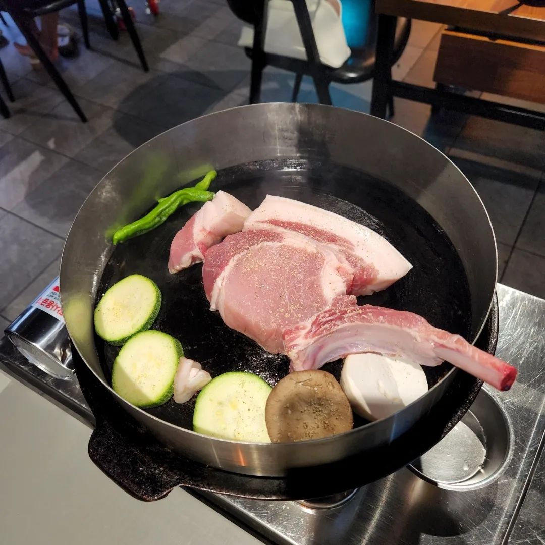 🔱강남 다몽집🔱

🎈제주오겹뼈등심 2인분 36,000원

후...저 영롱한 빛깔 보이시나요?
심지어 직원분이 직접 구워주셔서 저희는 먹기만 하면 됩니다😭😭

다 구워진 고기를 입에 쏙 넣으니 육즙이 팡팡 터져 너무 행복했어요ㅎㅎ

🎈양념소갈비 42,600원

수비드!! 드디어 나왔습니다! 먹어보니 왜 수비드수비드 하는지 이해가 가더라구요🤤 야들야들하니 과장 조금 해서 이가 없어도 될 것 같아요ㅎㅎ

🎈대게내장볶음밥 9,000원

뚜둔 대게내장볶음밥은 지나칠 수 없습니다. 네, 이건 단호해요🤦‍♀️ 
다몽집 가셔서 이거 안드시며 저 울어요😭 증말증말 너무 철판에 눌은 밥까지 최고의 맛입니다👍

🎈비빔국수 8,000원

소스의 맛과 면은 궁합이 좋고 맛있었는데 미지근해서 조금 아쉬웠어요ㅠㅠ

🎈프리미엄블랑&테라

테라도 맛있었지만...프리미엄블랑은  미쳤습니다. 왜 프리미엄인지 알겠더라구요ㅎㅎ 강추입니다!

아! 그리고 아이스크림은 판매하는 것이 아니라 후식으로 제공해주시니 저처럼 주문하고 부끄러워지지마셔요🙈

☎️ 0507-1468-4245
🪧 강남구 강남대로100길 13 2층
⏰️ 평일 16:00 - 23:00
  주말 12:30 - 23:00

.
.
.
#강남역 #강남역맛집 #강남맛집 #강남고기집 #생맥주 #수비드 #내돈내산 #맛집 #맛스타그램 #먹스타그램 #먹팔환영 #선팔맞팔 #서울맛집 #좋아요 #댓글 #환영