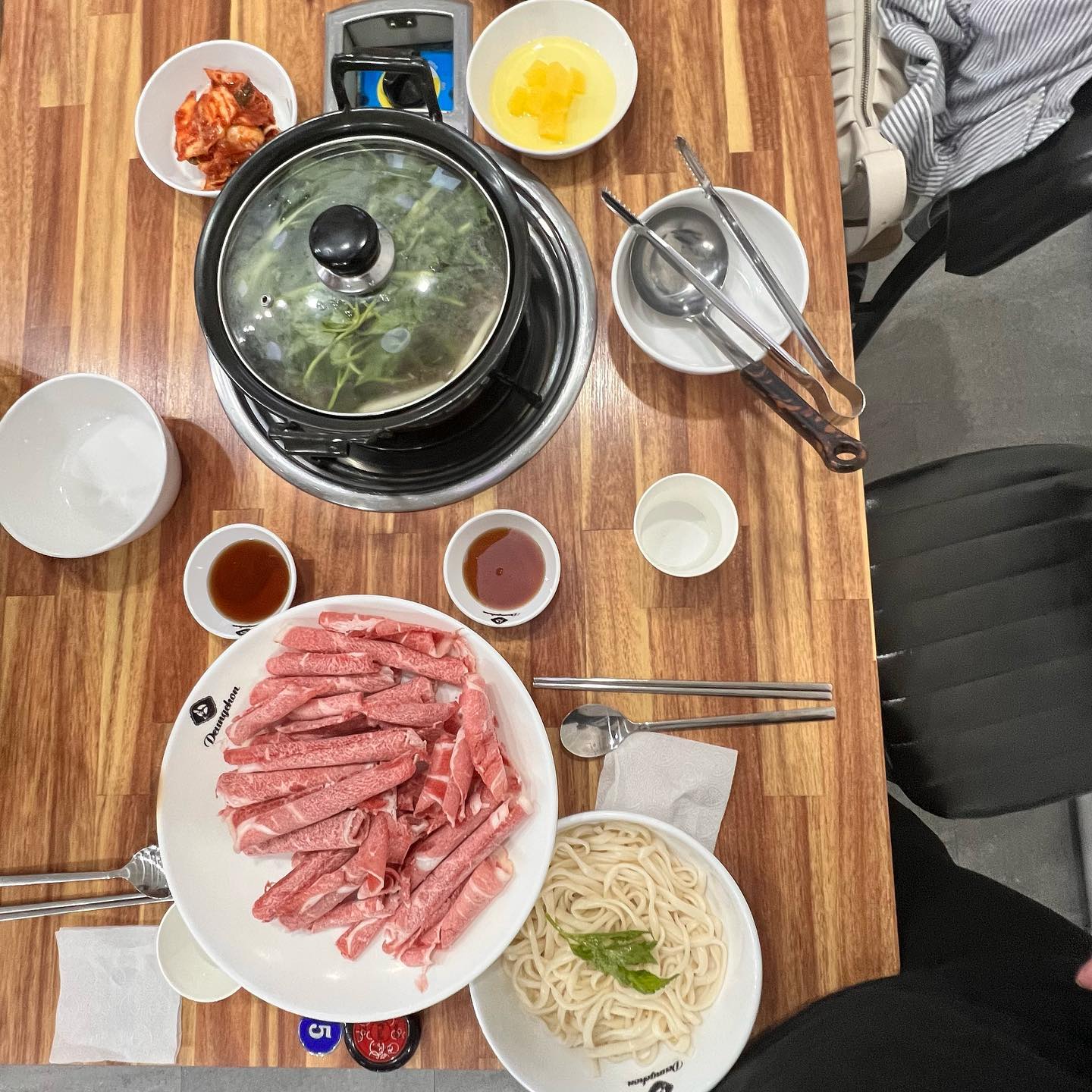 등촌 샤브샤브!!!! 넘 맛있어서 벌써 세번이나 왔짜나!!!
이렇게 인스타에 올리면 물만두 사리도 준다구!!!!
#대전 #대전맛집 #대전카페 #롯데백화점대전점 #등촌 #샤브샤브 #칼국수 #등촌샤브샤브칼국수