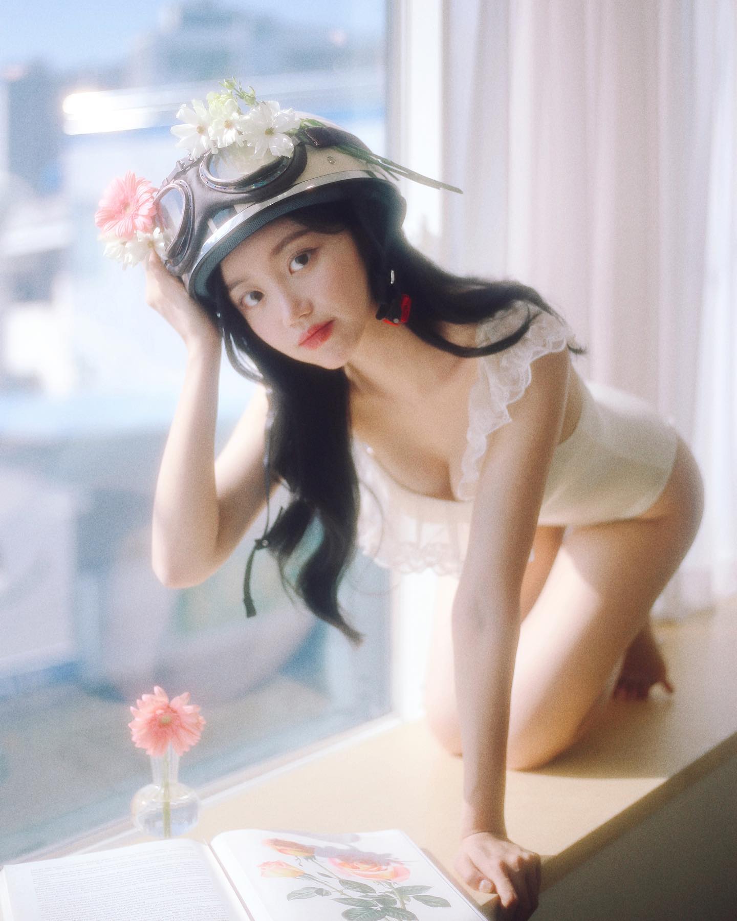 #쵸파필름📷
요즘같이 햇빛이 귀한날에는
채광 낭낭한 사진 꺼내보는 낙에 삽니다💙
헬멧에 꽃꽂이할때
나마린의 저게 또 뭘할려고 저러나 하는 눈빛이 생각나는구만🌝
.
.
야외스냅이 참 좋긴하지만서도
스튜디오촬영이 잡히면 너무 행복해여🌝
에어컨 빵빵한 실내 최고야
.
.
7~8월 스냅촬영 예약받고있습니다:)
이번달 말에서 다음달 초에는
분홍분홍한 배롱나무꽃과 함께 촬영할수 있을것같아요☺️
촬영문의는 DM이나 카톡으로 부탁드립니다🐋🐋🐋
#바디프로필