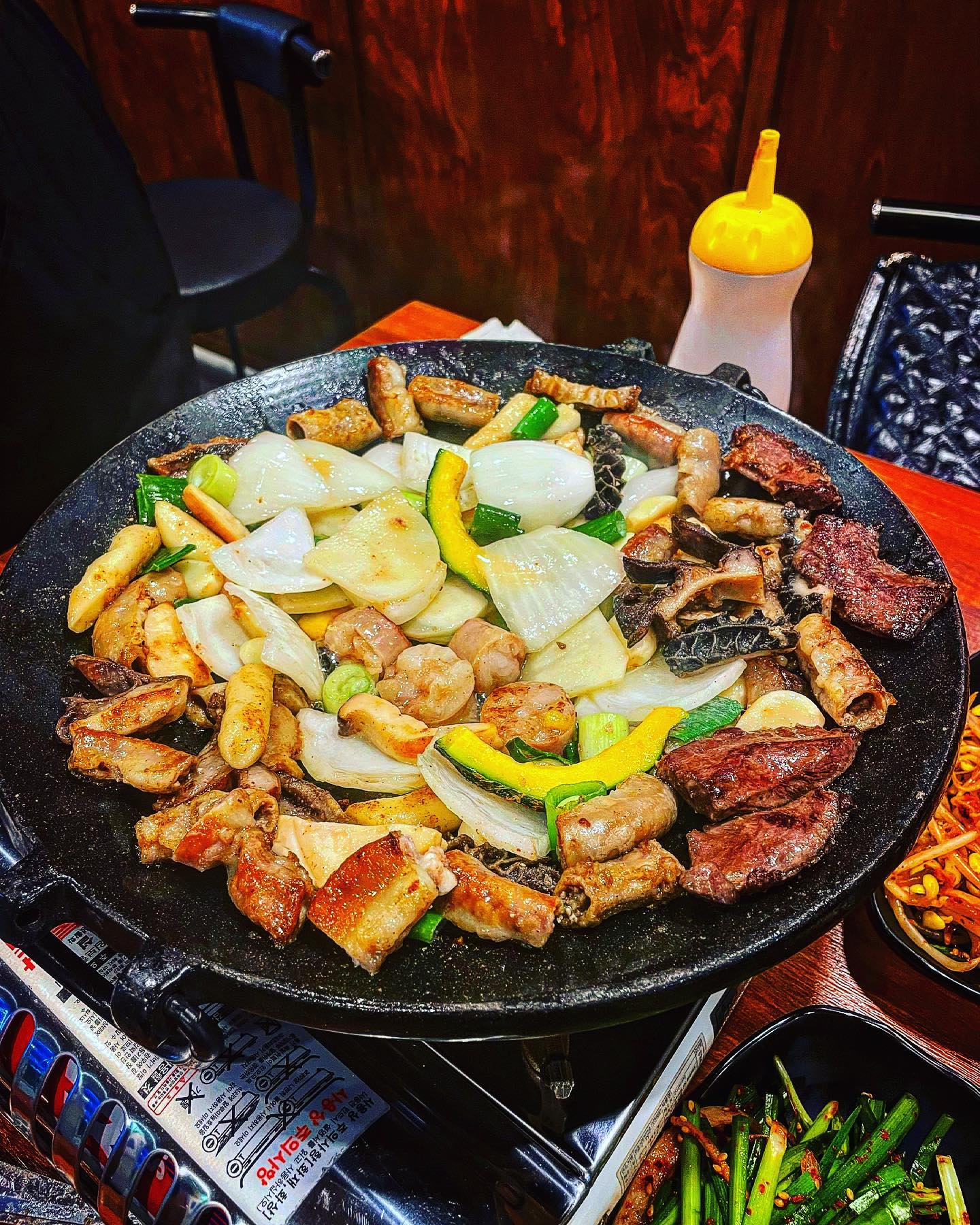 #안산 #상록수

🛖 경기 안산시 상록구 용신로 383

#별난곱창 #한우모듬구이 #한우대창 #볶음밥

제가 아주 좋아하는 곱창맛집!!
특제가루소스도 주시는데 직접 여기서 개발해낸 가루 곱창이랑 먹으면 아주 맛있답니다!!!😆
처음에 불쇼도 해주시고 눈도 재밌고 배도 부르고 일석이조 맛집!!🙆🏻‍♂️😎