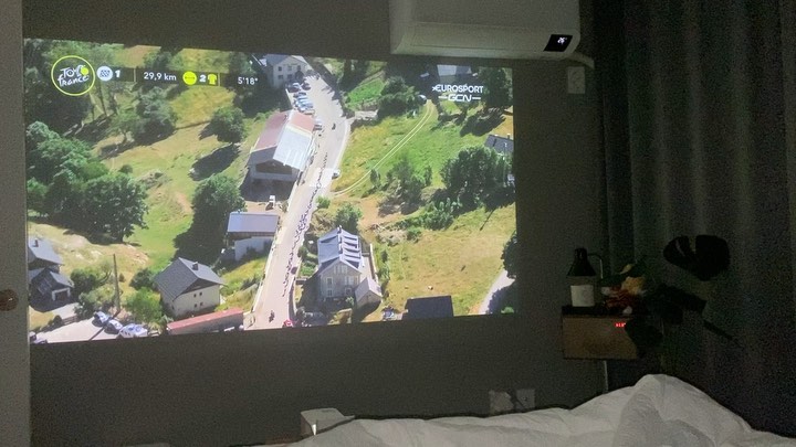 오빠랑 제가 제일 좋아하는 기간💛
뚜르드프랑스🚴🏻‍♀️🚴🏻‍♂️

방에서 빔으로 보고 있으니 유럽 여행하는 기분 들지 않나요😄

🚴🏻‍♀️뚜르드프랑스는 세계적인 자전거 대회인데요
🚴🏻‍♂️라이딩 세계의 미묘한 기싸움
🚴🏻‍♀️프랑스 전역을 돌기 때문에 프랑스의 경치를 구경하는 재미가 있어요

경기는 약 4시간 정도 진행되고 새벽 1시경에 끝나기 때문에 저는 결과를 못보고 잠들기 일쑤지만ㅋㅋ 저 풍경과 장관이 완전 힐링이에요💛

#tourdefrance letourdefrance #초단초점빔 #빔프로젝터