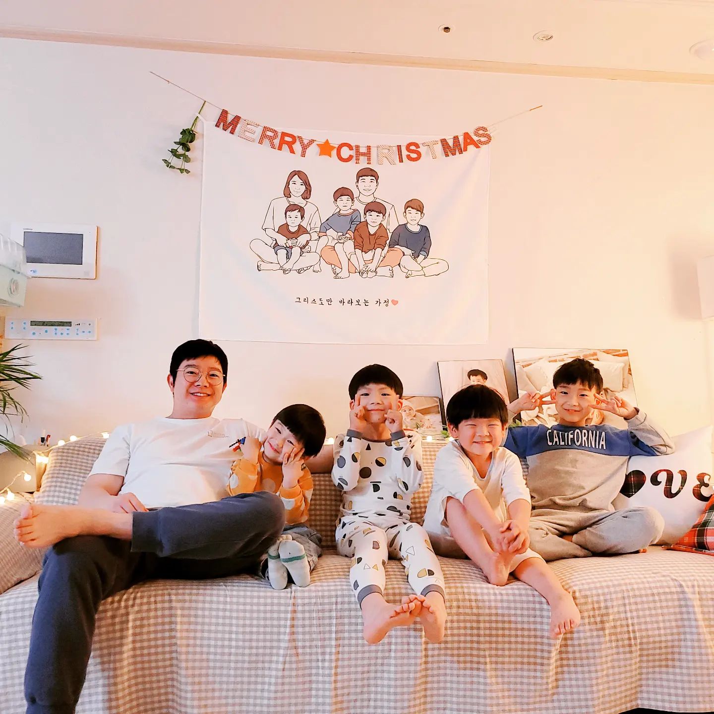 여름에 크리스마스가 웬말인가
인스타 비번을 잊어버리고..ㅜㅜ
이제야 찾은 기념으로...
잊어버린 5형제의 친한사진 투척😂
여테 사진한장 저장하지 못하여 슬펐소이다
친구들과 소통도 다시 시작!

우리 아이들과의 추억 사진도
한장한장 기록해야겠다😀

#5형제 #인스타 #비번까먹음 #다시시작