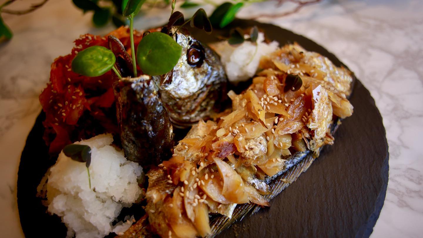 #협찬
고소하고 감칠맛나게 기름진 #보리굴비 와 함께 #고추장보리굴비 까지🐟

요사이 보리굴비 관련 컨텐츠가 많아 땡겨하던 찰나에 #맹금자찜보리굴비 에서 #굴비 를 보내주어 냉녹차를 부은 밥과 함께 한 공기 뚝딱🙋🏻

#영광법성포 에서 해풍에 건조시켜 짭짤 깔끔하며 믿고 먹을 수 있어 좋았고🙆🏻

한마리씩 개별 포장되어있는데다가 포장도 고급스럽고, 사전 조리가 되어있어 전자레인지에 살짝 돌리기만 해도 완성이라 매우 간편한 장점이 있었음⚡️

오동통한 굴비와 감칠맛 나는 기름이 맛이 좋아 이게 바로 K-하몽이 아닌가 싶었다🍗

깔끔하게 갈은 무와 시원한 녹차밥을 함께 먹으니 고급진 맛! 그리고 난 고추장과 들기름을 함께 넣어 양념버전도 해줬는데 이게 또 별미🌊

생선 머리 #플레이팅 이 조금 무섭긴하지만🤦🏻 고급 한정식집에선 이렇게 나오던걸?😂

구매처는요🏃🏻

📍 https://smartstore.naver.com/enicalee/products/613201

#보리굴비정식 #쿡스타그램 #안주스타그램 #밥안주 #한정식 #안주남

#찐굴비 #꿈이현실로 #부모님선물 #명절선물 #오늘뭐먹지 #명품선물세트 #스마트스토어꿈이현실로