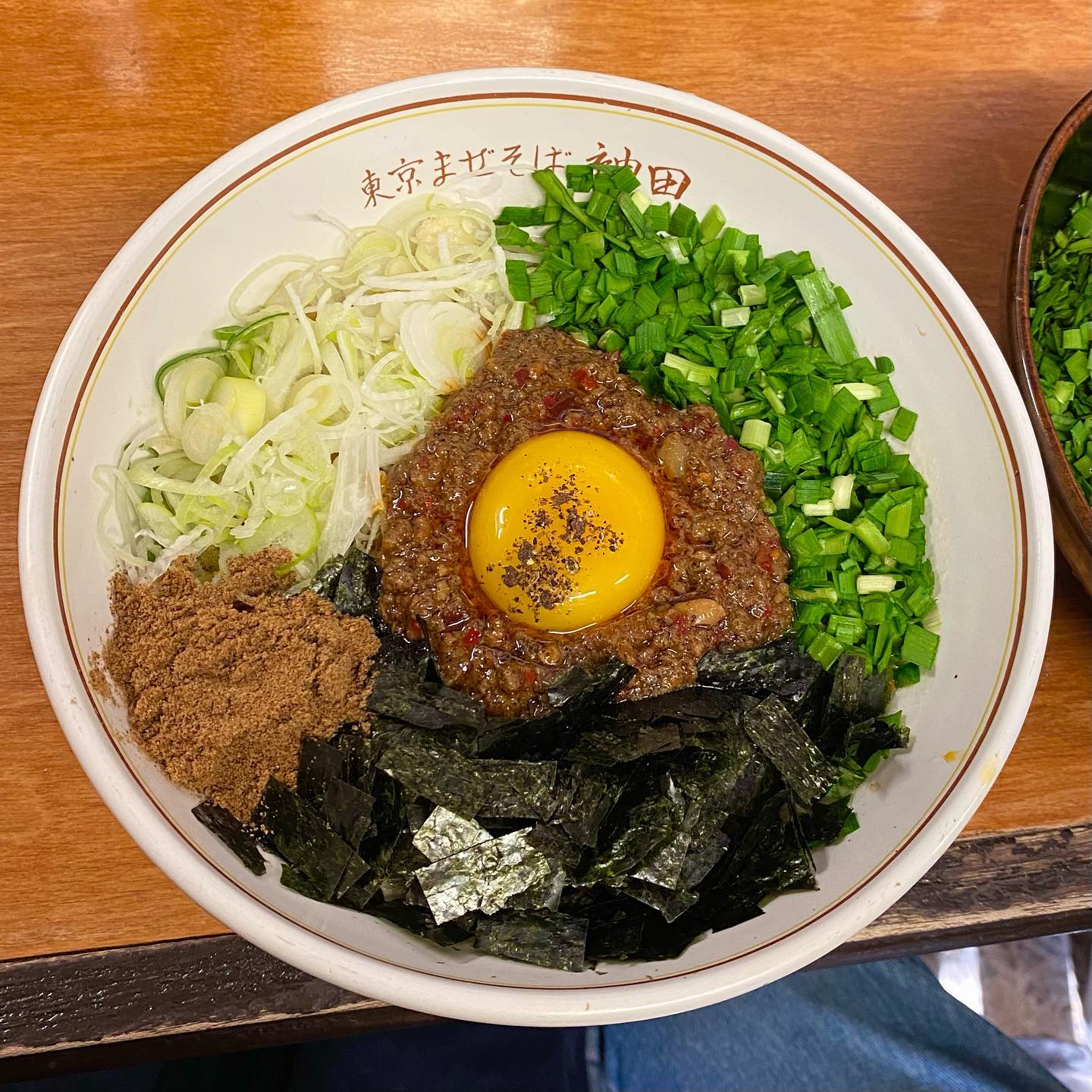 🧡#칸다소바 경복궁점

정말 좋아하는 맛집이아 여러번 갔었는데 갈때마다 
웨이팅 20분 정도 하는 곳🥲
그래도 계속 가게되는 칸다소바👍
둘다 참 맛있지만 개인적으로 아부라소바가 마제소바보다 
깔끔해서 더 좋아함!🤤
질긴걸 싫어해서 아부라소바 위에 올라간 돼지껍데기를 
잔뜩 쫄아서 먹었는데 와우 진짜 부드러웠음!! 
조만간 또 가야징🐶🧡

🏠주소
서울 종로구 자하문로7길 5 1층

💸메뉴/가격
마제소바 11,000원
돼지껍데기 아부라소바 12,500원

⏱운영시간
매일 11:00-21:00
❗️15:30-17:00 브레이크타임❗️

#경복궁 #경복궁맛집 #경복궁역맛집 #마제소바 #마제소바맛집 #먹팔 #맛집 #맛집추천 #먹스타그램 #맛스타그램 #맛집스타그램 #food #foodstagram #먹스타맞팔