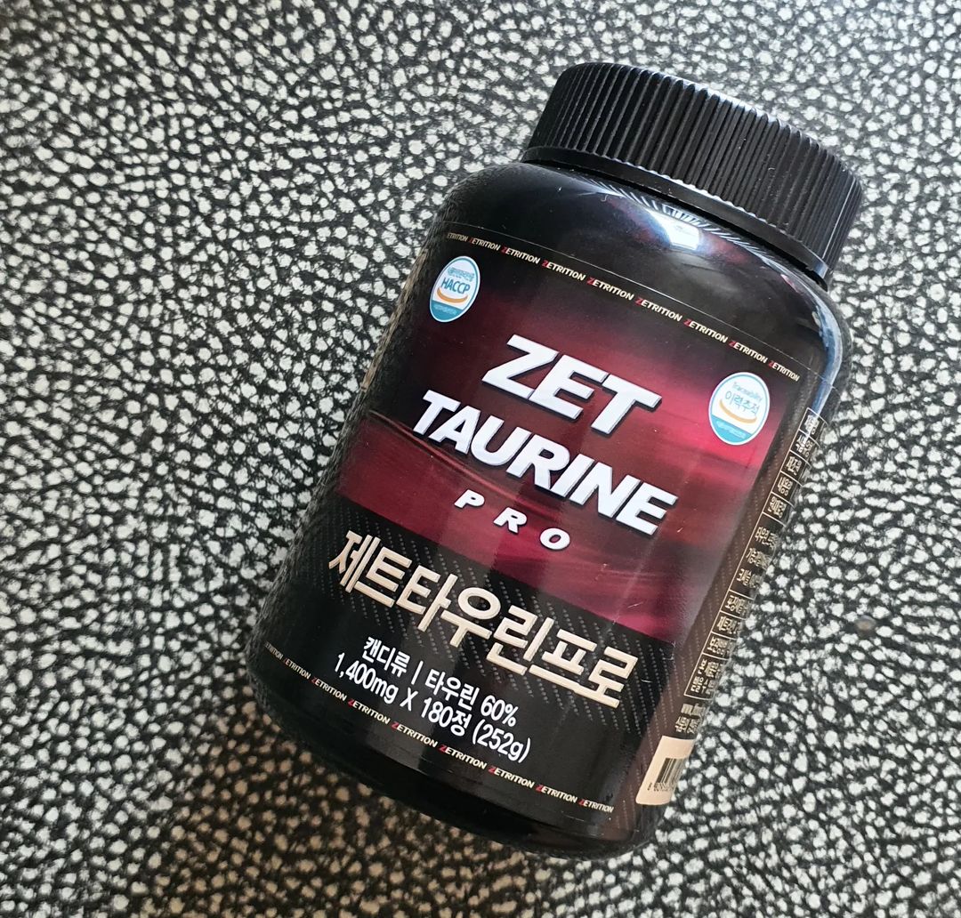 BLUE. on Instagram: “#광고 근육맨닷컴의 제트타우린프로입니다😊 운동하면서 챙겨먹기 간편한 보충제🖤 하루 두 번, 세 알씩 식후에 섭취해주면 돼요😗”