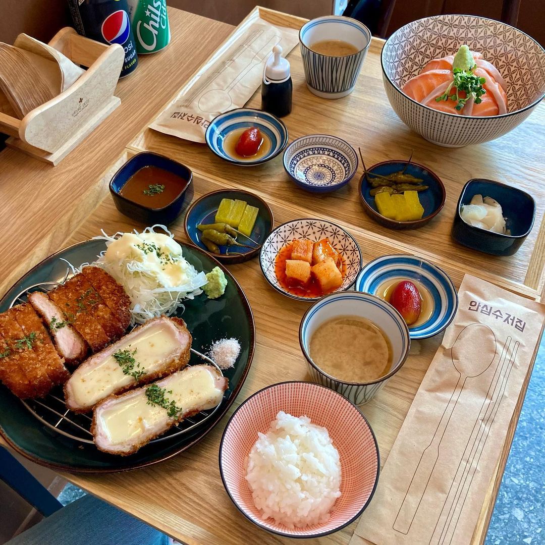 이다빈(23)✈✈ on Instagram: “#협찬 친구랑 면목동 감성가득 고급스러운 돈까스집에서 밥먹고 왔어요☺⠀ ⠀ 저는 반반돈까스! 친구는 사케동 먹고왔는데 둘 다 너무너무 맛있게 식