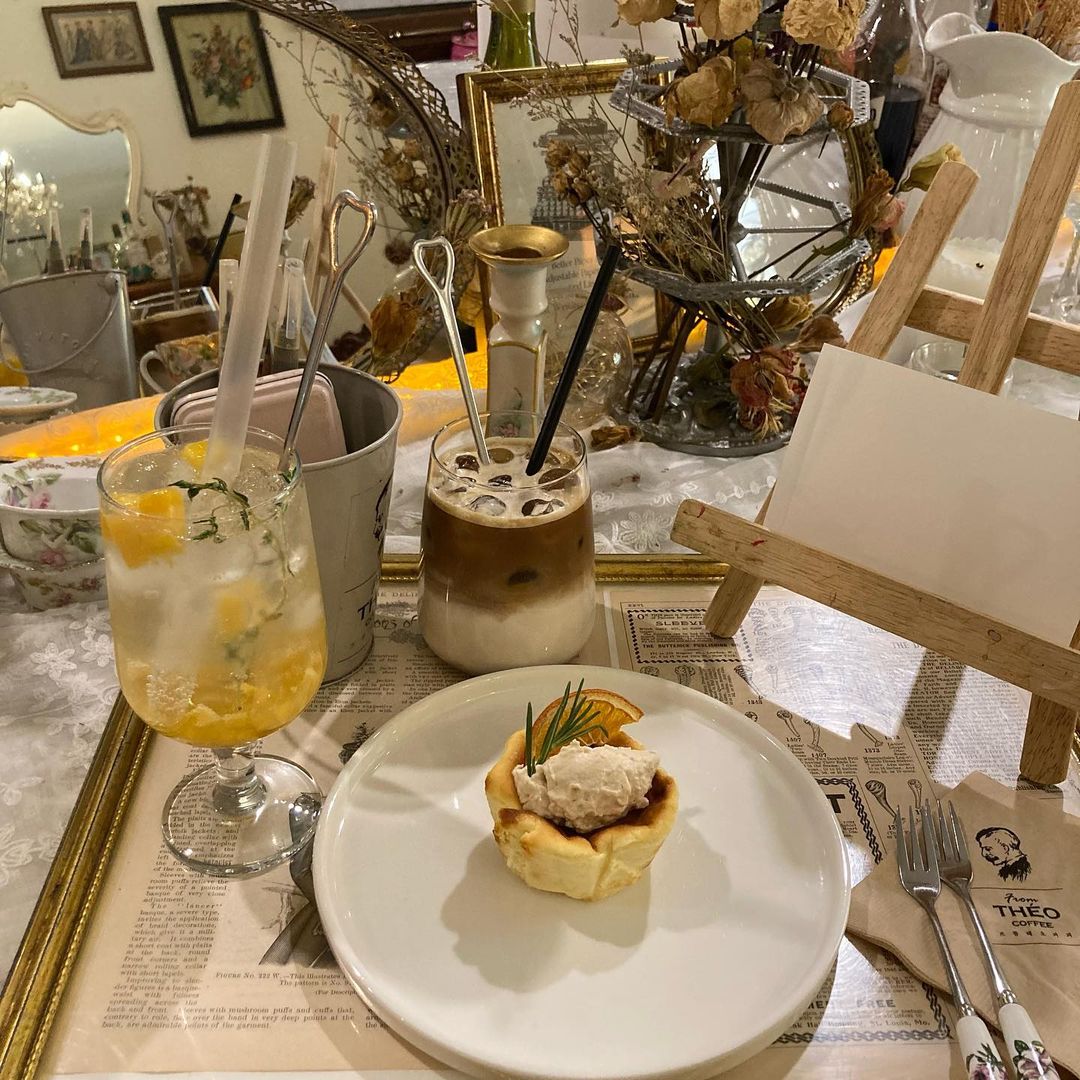 이다빈(23)✈✈ on Instagram: “#협찬 저번 주말에 연남동에 있는 프롬테오 드로잉 카페에 다녀왔어욤!!!🎨 ⠀ 음료를 주문하면 미술 도구들을 함께 주셔서 직접 그림을 그리고 색칠할