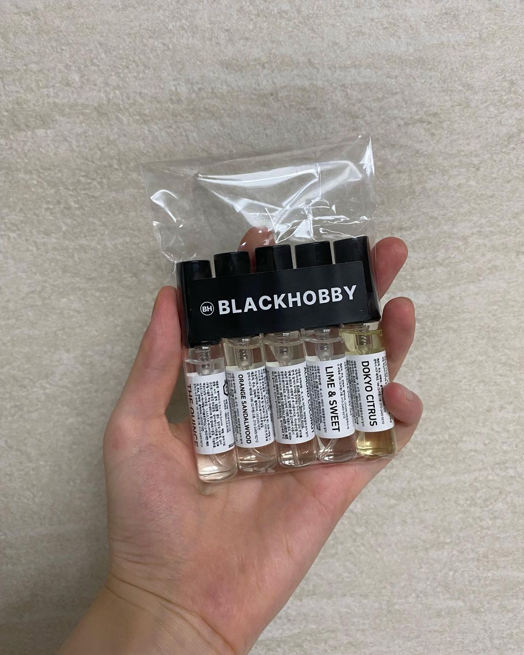 @dove_iiii on Instagram: “#광고 블랙하비(@blackhobby_official)에서 과일향 드레스향수 디스커버리 5종 세트를 받아 사용해보았어요✨ 저급 베이스(변성 베이스)가 아닌 사탕수수를 직접 발효 시켜