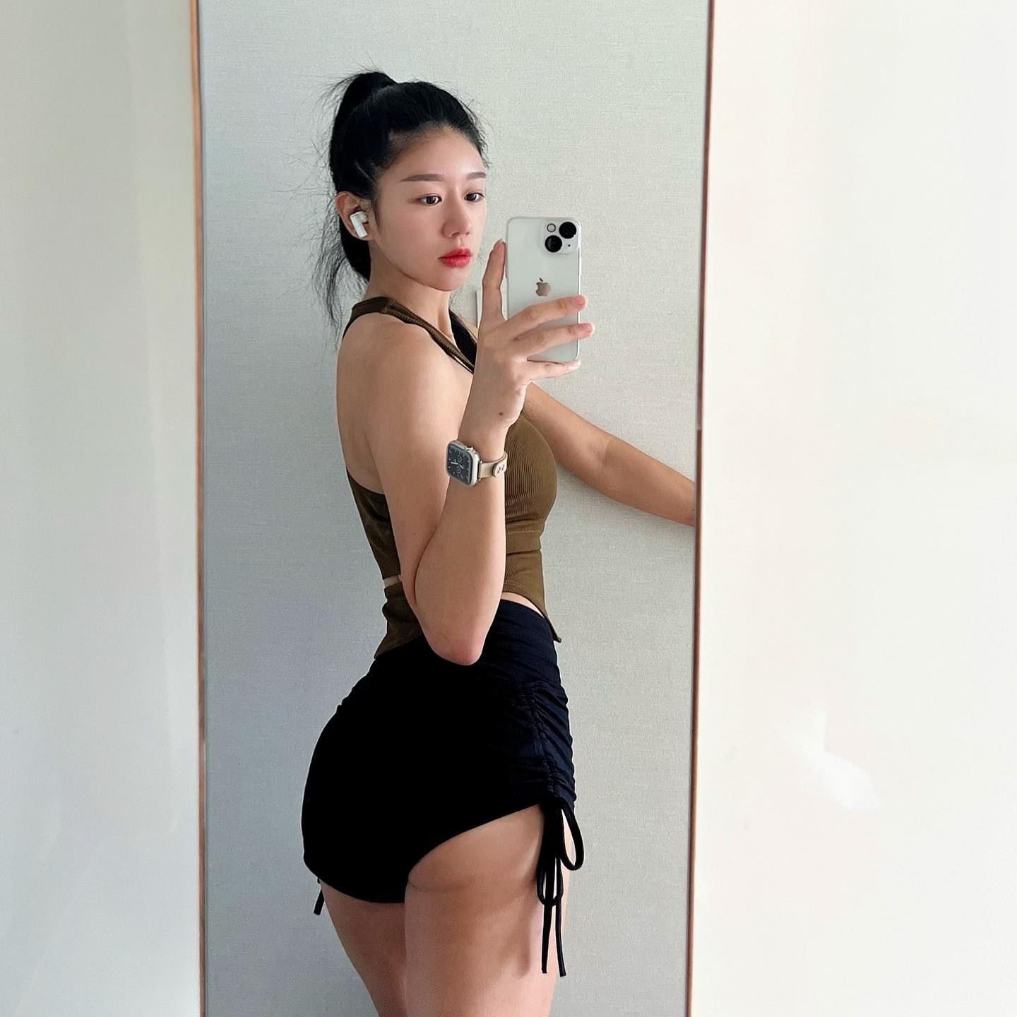  “#광고 운동좀 했다고 머리카락 난ㅇ리ㅋㅋㄱㅋㅋ 오늘 입은 상의는 원더피치 심리스 골지 크롭탑🧚‍♀️ 디자인이 굉장히 유니크해요, 특히 뒷 모습이.. ×͜× 게다가 이너브라가 편안하게 잡아줘서 오늘 운동 성공적 ◡̈ #원더피치 #복숭아요가복 #요가복추천…”