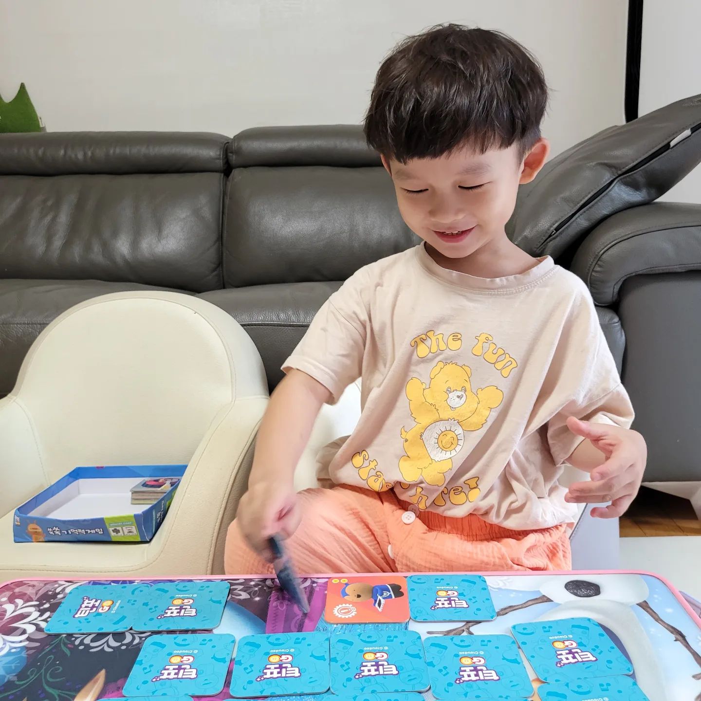 -
함니 오빠가 좋아하는 #기억력게임 도 틴포와 함께 💜
아직 색깔맞추기 정도의 수준이지만
정말 즐겁게 놀이하는 우리 둘 시간!
놀이보다는 나랑 함께하는 시간 자체를
즐거워하는 느낌이라 더 영광스럽 >,<

리틀홈런은 매달 설렘키트가 배송되어
엄마표놀이를 다양하게 해줄 수 있어요!
패드로 틴포GO 즐기기는 물론,
얼마 전부턴 한글공부도 시작했어요 :)
.
.
.
#리틀홈런으로_놀면서자란다 littlehomelearn_official