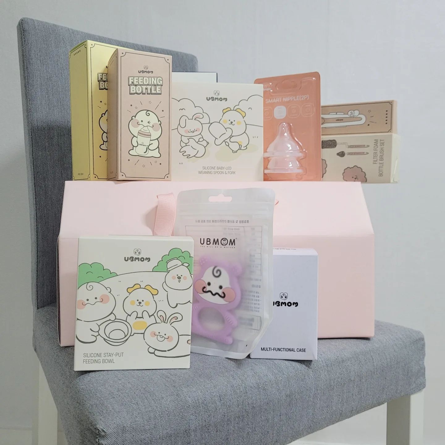 ⠀
#제품제공 #이벤트당첨
📌[유비맘 푸딩박스]
⠀
유비맘 7월 출산축하이벤트 푸딩박스 받았어요❤️🎁
⠀
제왕절개 출산 후 입원중에 게시글보고 이벤트참가했어요
못 받을줄알았는데.. 치열한 경쟁 끝에 우리 다현이가 당첨되서 너무 좋네용😍
⠀
출산축하 푸딩박스라서 딱 필요한 제품들만 쏙쏙 담겨있어요!
⠀
*유비맘 푸딩박스 구성*
노꼭지 젖병2개, 젖꼭지2P, 신생아용 PP젖병2개, 흡착볼, 이유식스푼, 자기주도 스푼포크, 젖병솔2종세트, 치아발육기, 다용도케이스
⠀
이번에 이벤트 당첨되면서 처음으로 유비맘제품을 사용해봤는데 너무 좋네요!
다현이는 유비맘과 함께 클거같아요💕 유비맘하세요🙌
⠀
🏷 𝚃𝚑𝚊𝚗𝚔𝚜 𝚝𝚘 ubmom_official
⠀
#유비맘 #유비맘박스 #유비맘푸딩박스 #7월7일출산 #유비맘젖병 #유비맘젖병추천 #유비맘흡착볼 #유비맘스푼포크 
#유비맘이벤트