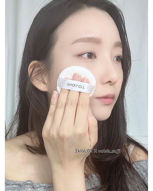 🏷Suji on Instagram: "#제품제공 잉글롯 퍼펙트 피니쉬 루스 파우더 23g @inglot_cosmetics_korea 다양한 컬러 구성으로 피부톤에 맞게 선택가능!!! 투명하고 고운 비건 포뮬러가 모공부터 미세주름까지