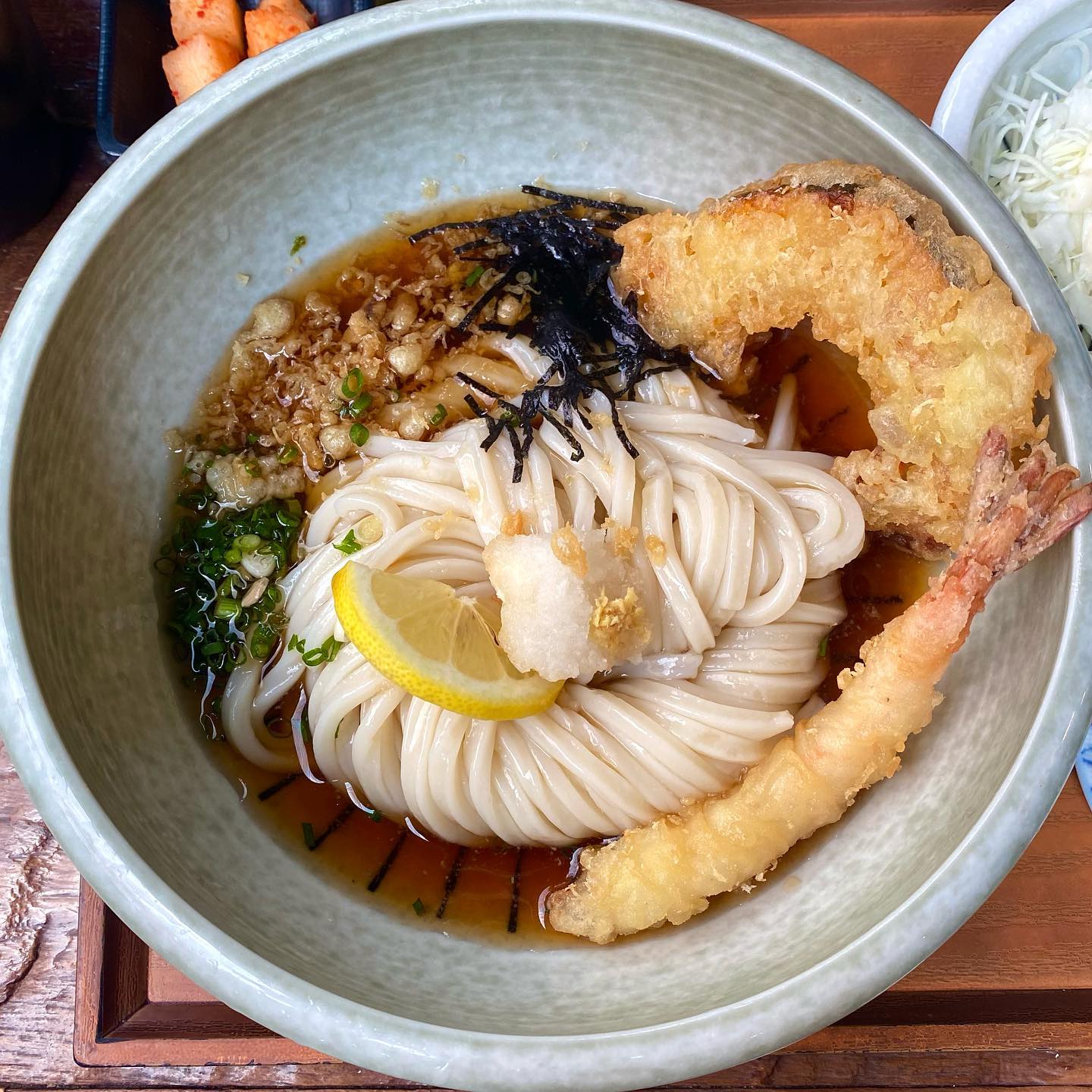 🧡#수내역 마초야

이제 진짜 여름시작인 것 같다 후하 너무 더워🥲 
더울 수록 생각이 자꾸 나는 마초야 냉우동
소스가 따로나와 바삭한 튀김을 유지하고 싶다면 튀김먼저 따로 빼놓을 수 있어서 좋았다👍
면이 굉장히 탱글탱탱해서 쫄깃한 식감이 일품!
같이 나오는 유부초밥도 은근 맛있다😉

🏠주소
경기 성남시 분당구 백현로101번길 13 월드프라자 107, 108호

💸메뉴/가격
텐붓카케우동 9,000원

⏱운영시간
매일 11:30-21:00
❗️15:00-17:00 브레이크타임❗️

#수내역맛집 #수내맛집 #수내 #수내동맛집 #냉우동 #일식 #일식맛집 #맞팔 #먹팔 #먹스타그램 #맛집추천 #맛스타그램 #맛집스타그램 #여름