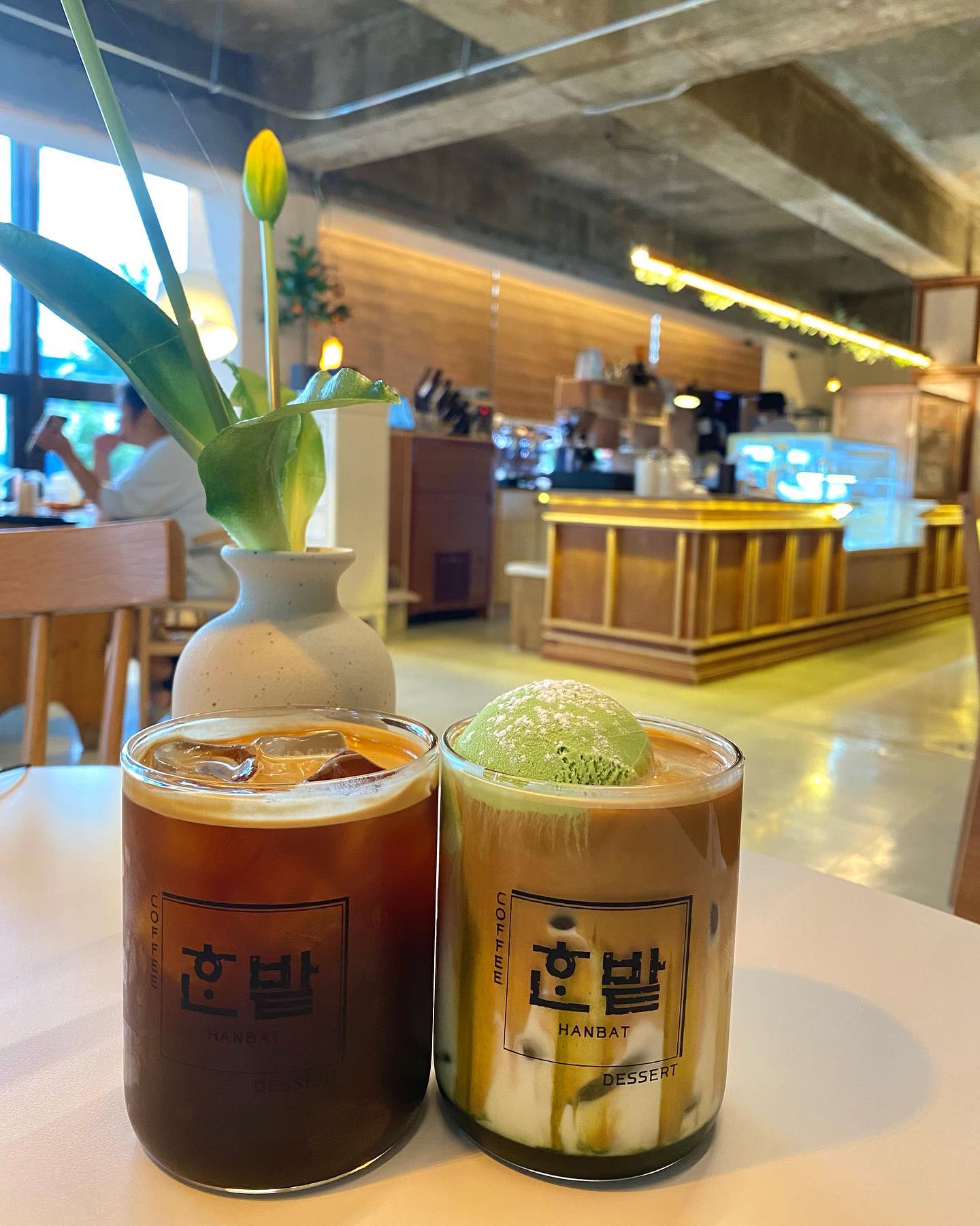 쿠키와 아이스크림 음료가 맛있는 '한밭'🍪☕️

선화동 주변에 카페를 찾다가
눈에 띄는 카페가 있어서 가게되었어요~

요즘 개인카페중에 두번가고 싶은카페가 없었는데 이곳은 두번, 세번 계속 가고싶은 느낌이에요 ~😆

분위기는 엔틱한 느낌인데 요즘처럼 세련됬고 소품들이나 가구들 하나하나가 다이뻐요🥹❤️

음료 가격도 부담스럽지않고 아메리카노4000원 말차라떼+아이스크림이5000원!! 이정도면 요즘카페치곤 너무 저렴하고 그렇다고 분위기가 없는게 아니고... 모든게 완벽하네여💕 쿠키도 넘무 맛있어요..💖

대동에 흔한남매 아시는분 계시나욤..?
그곳도 제가 즐겨가던 곳이였는데
그곳에서 이전한곳이 한밭이라고 하더라구욤? 흔한남매를 좋아하셨던 분들이 가시면
분위기도 바꾸셔서 색다르고 더더 업그레이드 하셔서 더 좋아하실것 같아요💞

저는 너무 맘에 드는 카페 찾아서 완전 강추해드리고 싶어여🥰💘

#대전카페추천 #카페추천 #흔한남매카페 #한밭카페 #선화동한밭카페 #선화동카페추천 #은행동카페추천 #분위기좋은카페추천 #맛있는카페추천 #쿠키맛집 #맞춤케이크제작 #맞춤케이크