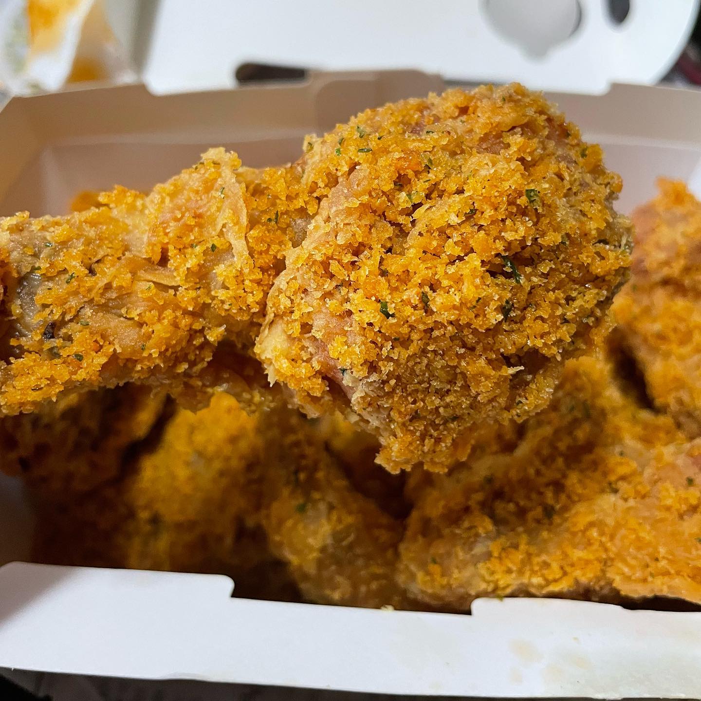 #협찬 #bhc #bhc치킨 #bhc낚시대잔치
bhc_chicken_official 
넘나 먹고싶었던 치퐁당 후라이드 ㅈㅁㅌ 인정합니다…👍
bhc공식계정에서 페이크 기프티콘 이벤트를 진행하고 있습니당! 저도 언니한테 한번 해봤는뎅ㅋㅋㅋ 치퐁당은 ㅇㅈ이라 화도 없애주는…^^
여러분도 공식계정에서 다운받아서 장난도 치고 치킨도 먹고 !!
행복한 복날되세용🫶🏻😉
