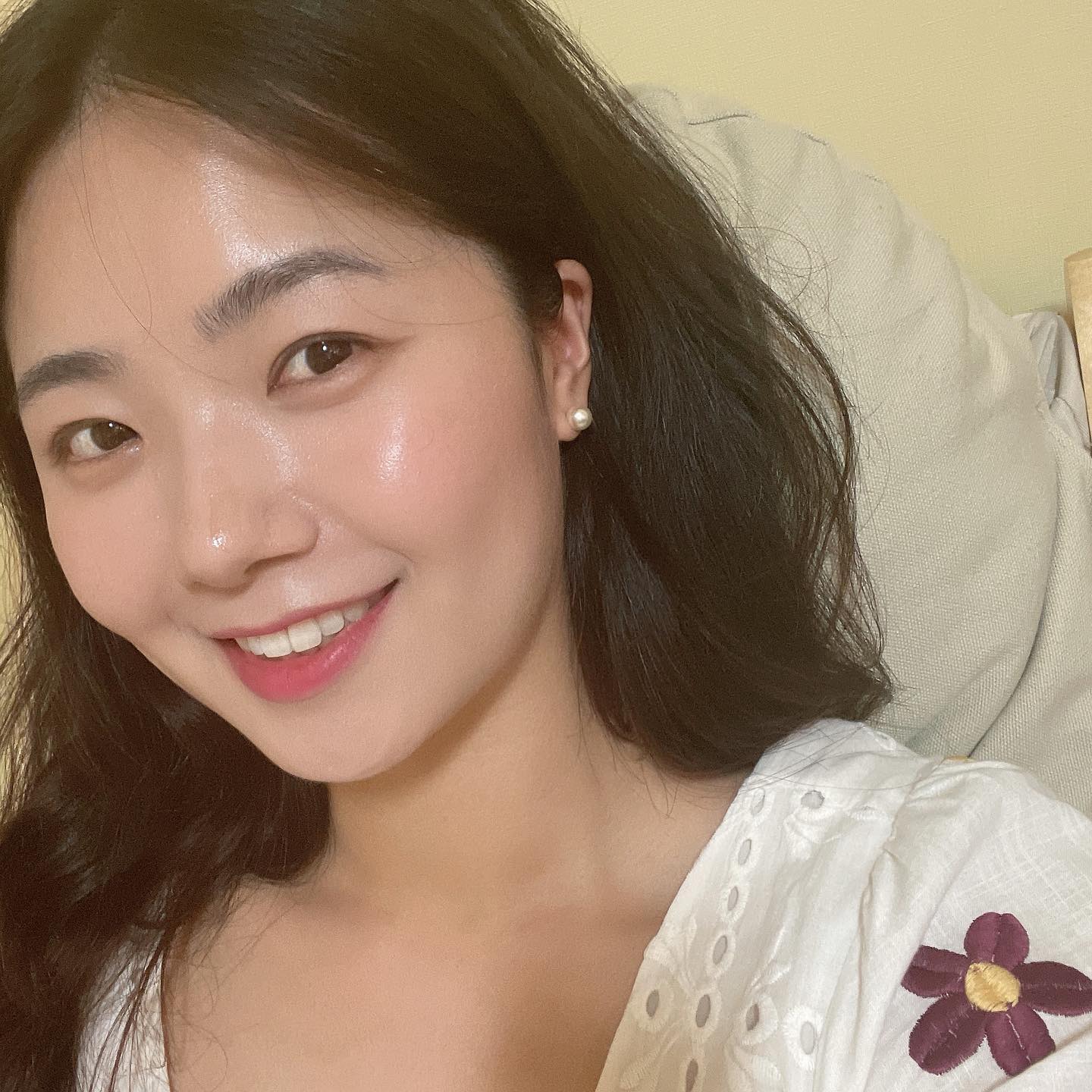 ･ᴗ･
.
이제 신부관리라는 걸 시작해 본-다⭐️
30대 중반으로 접어들고 있는 이 시점
리프팅에 늘 관심이 많았는데 이번에
신부관리랍시고 #브이로리프팅 받아봄
크게 아프지 않아서 이미 별 다섯개 쾅쾅
.
투턱 부분 사라지고 쁘이라인 되버림
남이 찍어주는 일반후면카메라에서도
보정없이 갸름하게 나오는 거 보고 놀라서
별 백만개 줘도 모자란 리프팅이었다아-.
넘 좋아서 담날 엄마도 데려가서 #혼주관리
.
#신부관리 #부산예신 #예뻐져라 #부산성형외과 #부산성형외과추천 #황민규원장님 #포레스트 #포레스트성형외과 #서면필러잘하는병원 #서면필러 #서면보톡스#서면리프팅 #서면브이로 #서면브이로리프팅 #부산브이로리프팅