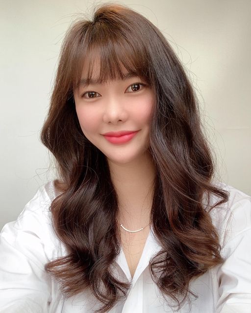 ＳＯＮＪＵＨＥＥ✨ on Instagram: "- 머리한날은 셀카 300장 정도는 찍어줘야제:) - - - - - #셀카#셀피#웨이브펌#내가손질하면안나오는헤어스타일 #얼스타그램#셀피그램#셀카그램#셀기꾼#셀스타