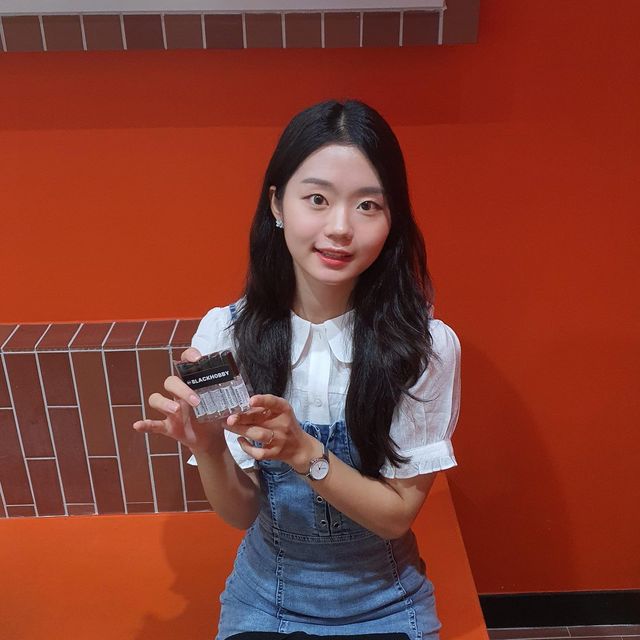 이수연 on Instagram: "#광고 @blackhobby_official 의 향수를 사용해보았습니다:) 향이 다양하고 오래가는 것 같아요! ✅구매처 링크 https://smartstore.naver.com/blackhobby/category/772abc8eb6fa407aac77984257d342a5?cp=1.