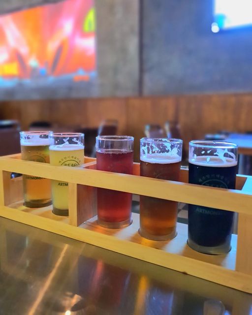 іптᴊ 새댁 모모🅜🅞🅜🅞❣️ on Instagram: "#광고 수제맥주 맛집 《아트몬스터》🍺 월드챔피언 수제맥주 수상🏆에 빛나는 한국 대표적인 맥주집 아트몬스터🍻 다양한 맥주를 맛보고파
