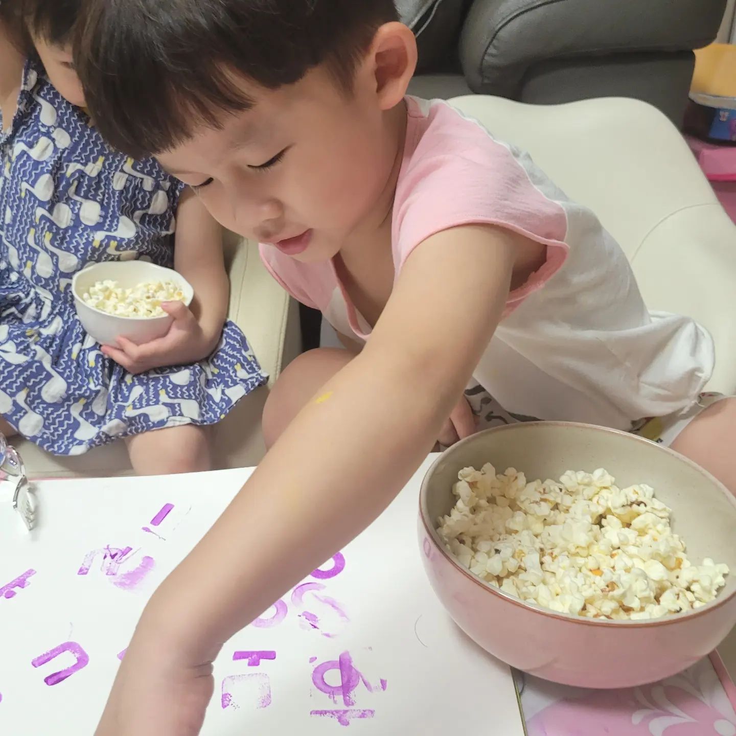 #협찬
한글놀-자/한글놀-장/한글짓-장 그리고 한글시계까지!
다 너무 좋은데 그 중에서도 아이들에게 가장 사랑받는 한글놀-장
도장찍기놀이, 절대못잃어
글자를 만들어가면서 글자 형태가 어떻게 만들어지는지,
쓰는 순서까지 함께 자연스럽게 학습 할 수 있도록
도장을 조합하여 글자는 만드는데 처음에는 어려워하더니
어느 순간 ㅗ와 ㅇ 을 조합해 ㅎ을 만들다니!
이번 방학은 한글놀자세트 정복이다! 💪🏻
.
.
.
#한글놀자 #한글떼기 #한글교구 #5살한글 #한글교재 #엄마표한글 #한글공부✏️ #한글놀이