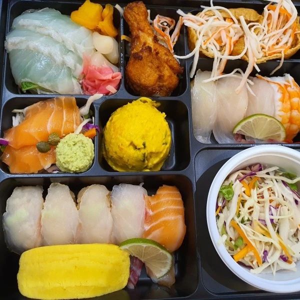 샷보로 일식 모듬초밥, 물회 가성비 최고시다.
신선하고 맛있고 양도 많아서 피크닉 갈때 이만한게 없음