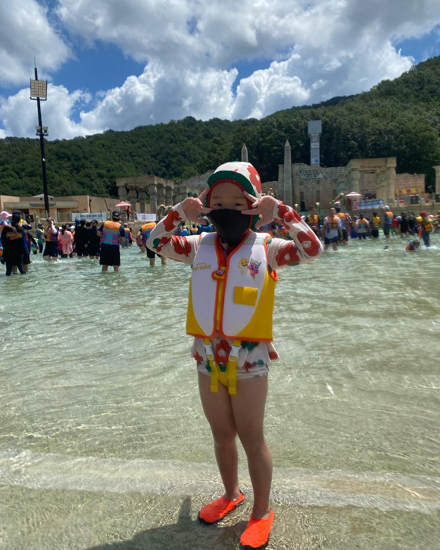 🤿

파도도 무섭고
물 떨어지는 커다란 컵도 무섭고
미끄럼틀도 무섭고
상어 구명조끼도 싫다하고
.
.
.
물놀이 실패인가 했는데
시간이 좀 많이(?)지나니
잘 놀아준 차오니

예민하지 않은 것 같지만
환경의 변화에 초예민하고,
안전한지 확인이 되어야 잘 놀아주고
놀이기구보다는 아직은 
엄빠가 같이 있어줘야 안정감을 
느끼며 즐기고 잘 놀아주는
4살 김차온이❤️

낮잠 못이기고 엄마품에 안겨 
스르륵 잠든 사랑스러운 똥강아지!!

 올여름도 잘 놀아보자~