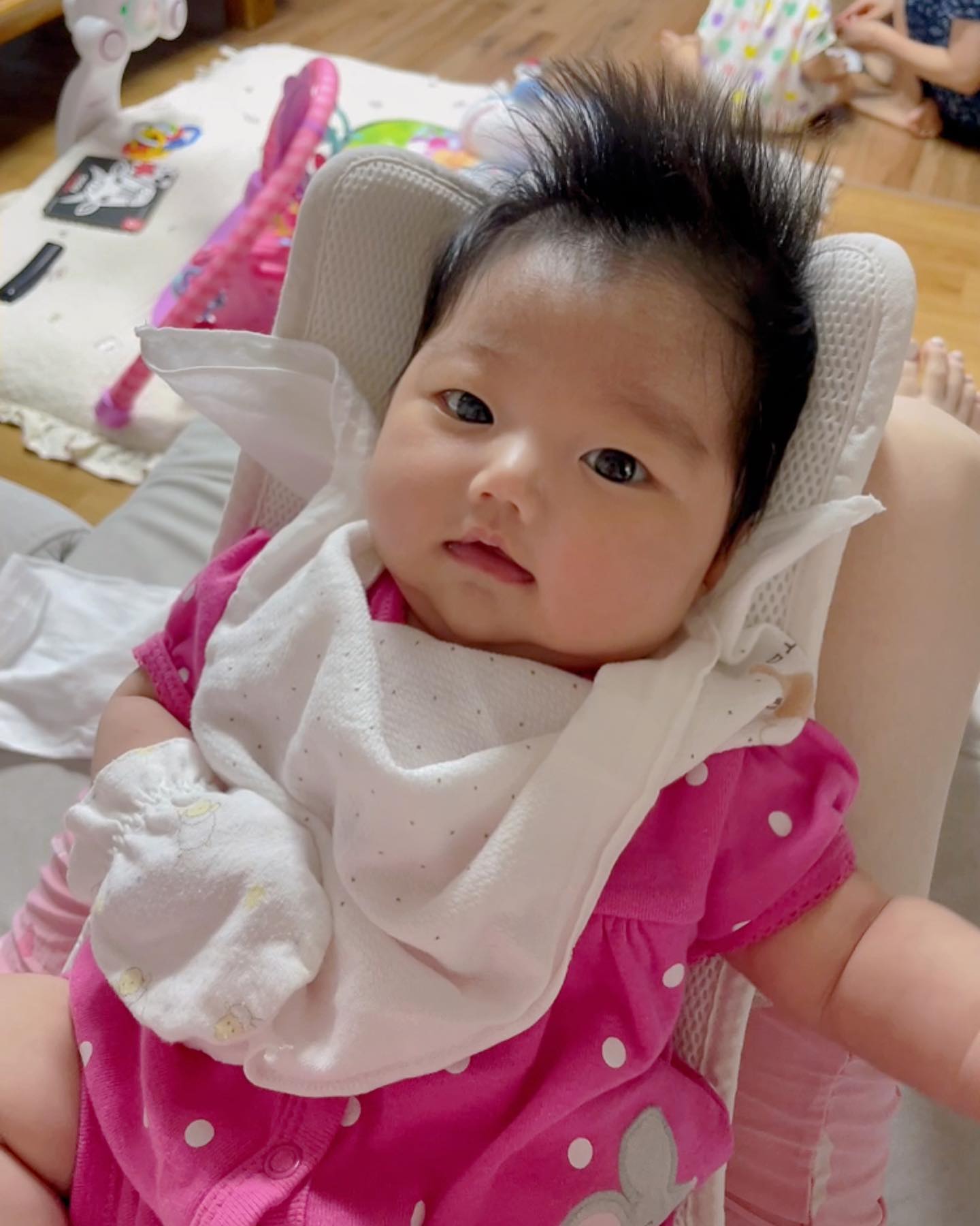 🐯이서가 아빠 금연을 응원해요🐯
.
이서빠는 도담이가 생겼을때부터 금연을 했다 실패했다 다시 금연을 했다 무한반복을 하는중이다🥲
사실 임신중엔 담배냄새가 너무너무 역해서 화를 많이 냈다😡😡
이서가 태어나고나선 내가 기관지도 안좋고 비염에 천식도 있었기에 혹여 이서가 날 닮아 기관지가 안좋을까봐 그럼 담배가 더더욱 이서에게 안좋은 영향이 갈까봐 담배냄새엔 더더욱 많이 예민해진다🫠
이서빠도 물론 너무너무 노력하고 있지만 한번씩 흡연을 했다 걸리곤 했다😮‍💨
그래도 이번엔 저번 금연 선언들보다 더욱 맘을 단단하게 잡은것같아 이서맘이 준비한 이벤뚜!!🤫💕💕
우리이서는 품에서 떨어지면 죽는줄 아는 아가라 다 만드는데 몇일이 걸리고 편지도 서서 벽에 대고 썼다😂😂
그래도 만들고 나니 뭔가 뿌듯❤️
이제 이서빠도 확실하게 금연성공했으면 좋겠다👏🏻👏🏻
