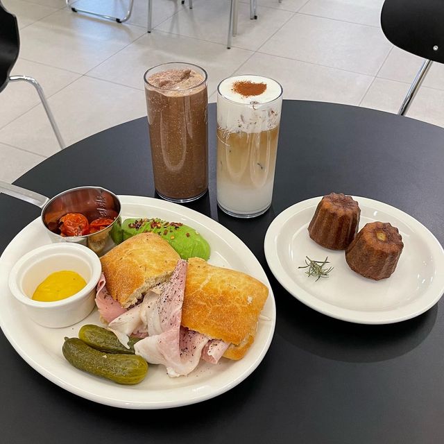 이하나 on Instagram: "#협찬 #카페앤스터프 브런치와 디저트를 좋아한다면 방문필수인 율하 카페 카페앤스터프에 다녀옴〰️ 잠봉 치아바타 오픈 샌드위치는 속은 촉촉하고 겉을 바삭