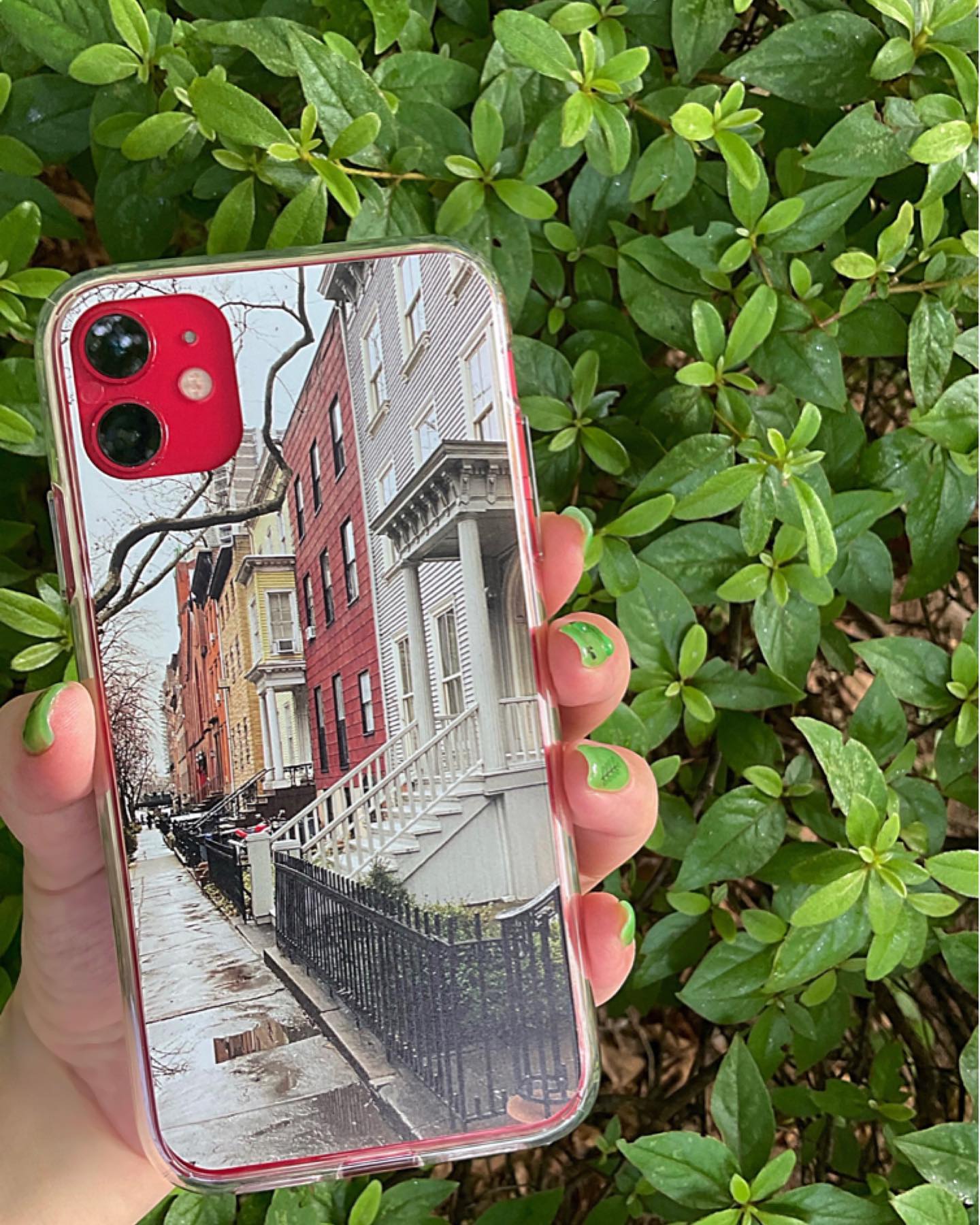 ✈️ 감성 미국여행사진 USA 젤하드케이스

iphone11 red 사용중이고 14 나오길 기다리고 있던중에 
너무 예쁜 케이스 득템💚 컬러있는 폰 사용중이라 케이스 매칭이 어려울 때가 있는데 이 케이스는 찰떡같이 잘 어울리네요 :) 
보통 이런 스타일 케이스 구매해보면 너무 얇거나 말랑말랑해서 떨어트렸을때 보호가 잘 안 되는 경우가 있던데 잘된케이스 제품은 튼튼하고 고정력도 좋네융 ㅎㅎ 예쁘고 품질좋고 다 하는구만❤️ 
이전에 사용하던 케이스도 잘된케이스 제품이였는데 (마지막 사진) 
앞으로도 정착 예정 넘나리 예쁜것🫶🏻 케이스는 #잘된케이스

jaldoen.case 
📍잘된케이스 쇼룸
📍서울 성동구 서울숲길 55, 1층
📍뚝섬역 8번출구에서 247m

#아이폰케이스 #폰케이스 #phonecase #case #jaldoencase #생일선물 #추천 #사용후기 #구매후기