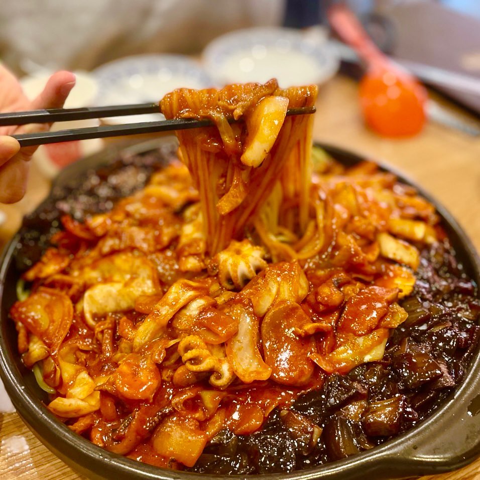 #협찬 미아동 맛집 보배반점이 #짬뽕취향미아점 으로 상호가 바뀌었습니다!

짬뽕 먹으러 자주 방문하던 곳인데 이번엔 #해물쟁반짜장 먹어봤어요 :)

가격은 착한데 3명에서 먹어도 충분한 양입니다😍
매콤한 해물소스와 짜장이 섞여 있어서 전혀 느끼하지 않아요
짬뽕과 짜장을 같이 먹는 맛,,💕

#찹쌀탕수육 도 존맛탱
튀김옷이 얇고 고기가 꽉 차게 들어있어서 더 맛있어요👍

차돌 or 해물짬뽕 2개 이상 / 항아리 짬뽕 주문 시, 군만두 4p or 연유 꽃빵 4p or 음료 2개 중 택 1 서비스!
