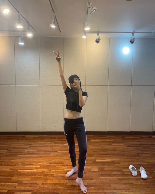 민지 ❤︎ on Instagram: "운동 후에 프로틴 챙기기 💪🏻🔥 ⠀ 저녁에 운동 하고 쉐이크로 단백질을 챙기는 편인데, 편리하게 흔들어 마실 수 있어서 요즘 정말 제 잇템입니다 ❣️ ⠀ #