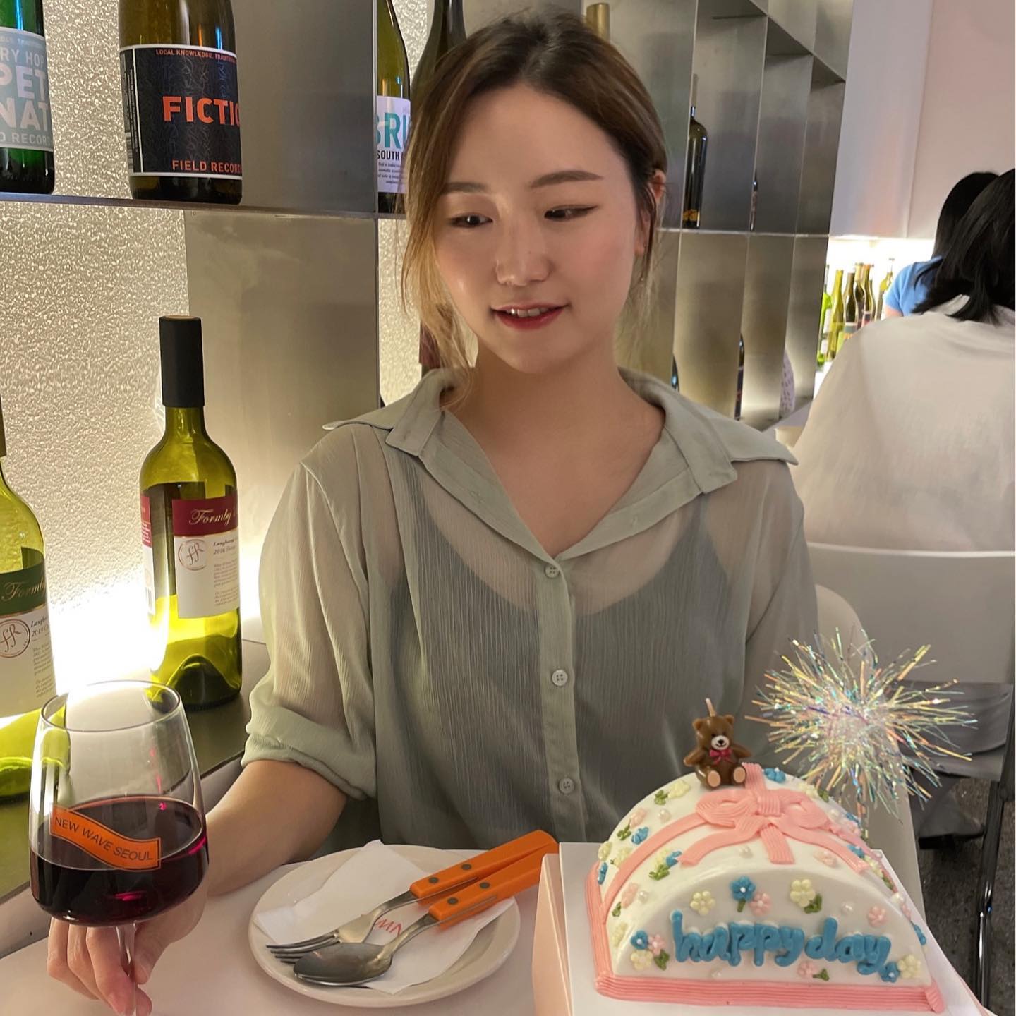내 생일 아님 주의

오랜만에 내사진 올리려니 넘 부끄럽,,
남편이랑 서로 열심히 사육해서 포동포동해지고
이제 다이어트 정말 시작해야겠어요

새로운 일을 배우느라 바쁜 요즘 ,
인스타 업댓도 못하고 집오면 바로 뻗네요😴

신경 쓸 일이 많아서 그런지
소화력 최강이었던 제가 소화도 잘 안돼요😭
효소랑 약 먹으면서 그나마 버티는 중

요즘 뭘 해야 재미가 있을런지 현타도 오고
날이 더워서 그런지 더 지치네요
넷플릭스 재미있는 드라마나 영화 뭐있을까요?

#인태기