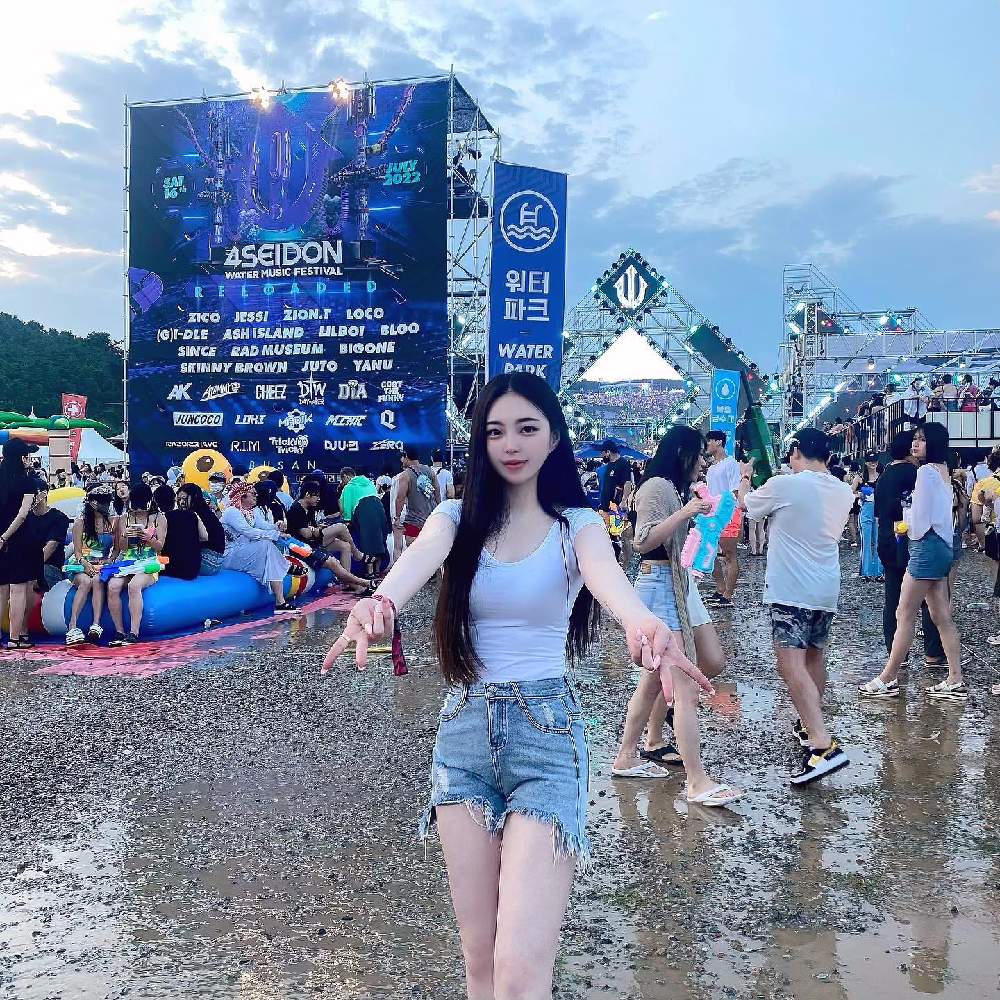 내가 스키니브라운 하나 믿고 예약한 포세이돈을.........
도착하면 공연이 딱 끝나는시간이라니....... 망연자실 ㅠㅠㅠㅠㅠ 
조금이나마 희망을걸고 솔직히 애쉬 공연때 한번 나와줄줄 알고 기다렸다.......... ㅎㅏㅠ 
아ㅠㅠㅠㅜㅠ진짜 이번엔 힙페 가서 스키니 내가 꼭보고 믈그드즌쯔르.....ㅠㅠㅠㅠㅠ 모르는노래 없으니까 다따라부른다 아 진짜 이번에도 정독할수있었는데 또 한숨나오네,,, 깊은빡침,,,
근데... 그래도 재미는 잇드라^-^!!💦 
이미 늦었으니까 일단 다필요없고 힙페도 스브오빠만 보고바로 예약임 ㅠㅠㅠㅠㅠㅠ #스키니브라운 짱 채고 ㅠㅠㅠ❤️❤️❤️
#포세이돈 #포세이돈워터뮤직페스티벌