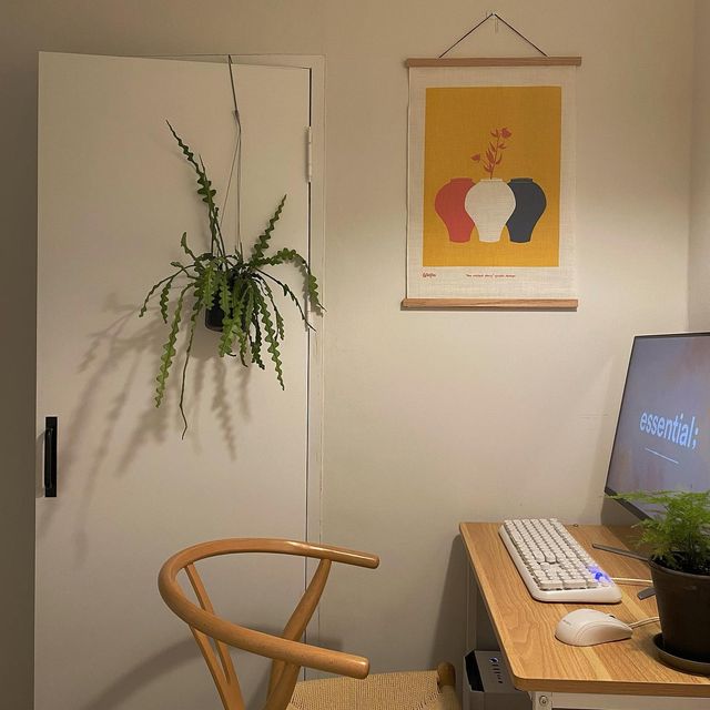 마치네 on Instagram: "#제품제공 처음 공개해 보는 마치네 홈오피스💻🖱 그냥 컴퓨터 있는 공간인데 요즘 홈오피스라는 말이 유행이라 저도 써보고 싶었어요🤣 허전했던 벽에 패브릭 포스터
