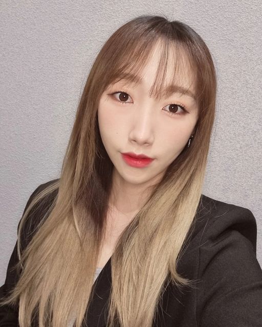 더쎄컨 메이크업 혜빈부원장 on Instagram: "#제품제공 안쪽에 대충 발라준 뒤 브러쉬나 손으로 슥슥 발라주면 컬러도 뭉치지 않고 가볍게 그라데이션 가능!! 벨벳제형인데도 전혀 건조하지 않