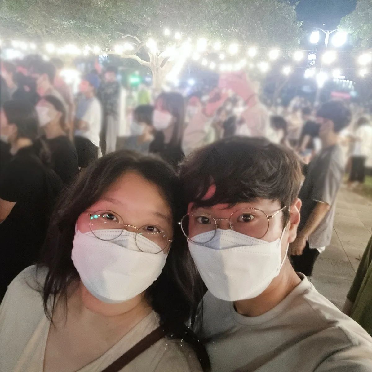 🎈 9월 9일까지 매주 금요일에 하는 삼다공원 야간콘서트 🎈

#지탱_제주

제주도로 이사하면서 저희가 기대했던 게
곳곳에서 열리는 다양한 문화행사들이었는데요!
그동안은 코로나로 인해서 열리질 않아서 
도통 즐기지 못하고 있었거든요😭

3년간의 기다림(?) 을 끝내고! 
요즘은 요런 오프라인 행사들을 만끽하는 중이에요ㅎㅎ
지난 금요일에는 삼다공원 야간콘서트를 즐기고 왔어요❤❤
9월 9일까지 매주 금요일 오후 7시 30분부터 열린다고 하니까 
이 시기에 제주여행하시는 분들은 한 번 가보셔도 좋을 것 같아요

🎈 삼다공원 야간콘서트 samda_concert
🎈 제주 제주시 연동 302-2

🎈 지난 금요일에는 딕펑스 공연을 즐길 수 있었고 
🎈 이번 주 금요일에는 먼데이키즈가 온다고 해서 기대중❤ 
🎈 공연으로 제주 로컬밴드들도 함께 만나볼 수 있고 
🎈 기부마켓도 열린다고 해서! 
🎈 요번에는 좀 더 일찍 가보려고 합니다! 
🎈 제일 마지막장은 우리와 딕펑스ㅎㅎ

#제주살이 #신혼그램 #삼다공원야간콘서트 #부부일상 #제주가볼만한곳 #신혼일기 #제주스타그램