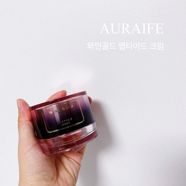 Elin Kim on Instagram: "#협찬 `ღ´ #제품제공 ˗ˋˏϟˎˊ˗⠀ ⠀ ⠀ ⠀ ✧ 아우라이프 와인골드 펩타이드 크림 ⸝⸝• ̫•⸝⸝⠀ ⠀ ⠀ 시간을 멈추는 안 늙음 크림⠀ ⠀ 크림에 감도는 은은한 와인