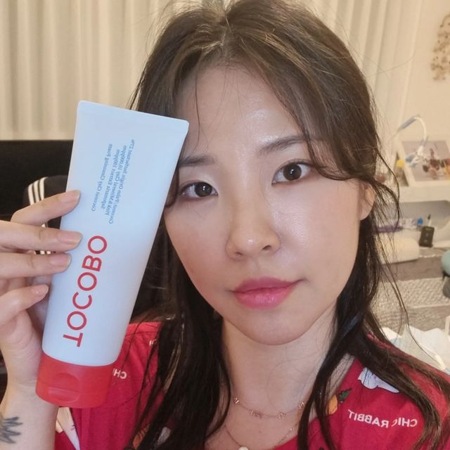 뚝딱애미 on Instagram: "#코코넛클레이클렌징폼 토코보의 스타터 샘플들과 함께 받아본- ▫️#저자극 ▫️평균모공보다작은 #미세버블 ▫️미네랄과 #핑크클레이 고함량 💧모공 딥클렌징과