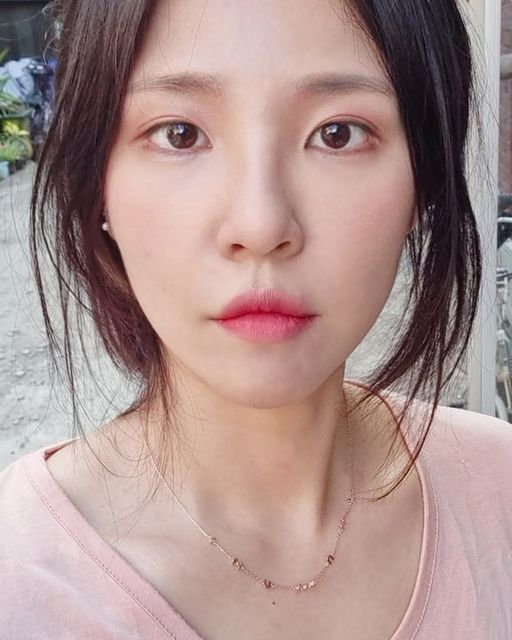 뚝딱애미 on Instagram: "💗💗💗 핑크핑크 유니크한 목걸이 내스따일🤩 데일리로 매일쓰는중!! 여름 허전한 목에 과하지않게 포인트👍 . 한번사고 바꿔쓰기 가능한 쥬얼리!! 🤟🏼뮬리 @rache