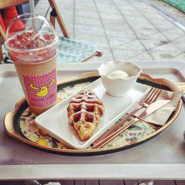 뚝딱애미 on Instagram: "오늘도 뚱따기랑😚 #무스커피 #애견동반카페 뚝딱이 털때문에 테라스에서 ㅎㅎ 뚝딱이랑 갈 곳 찾았는데 얼마전에 우연히 들렀었는데 애견동반이라 뚱따기랑 걸어왔